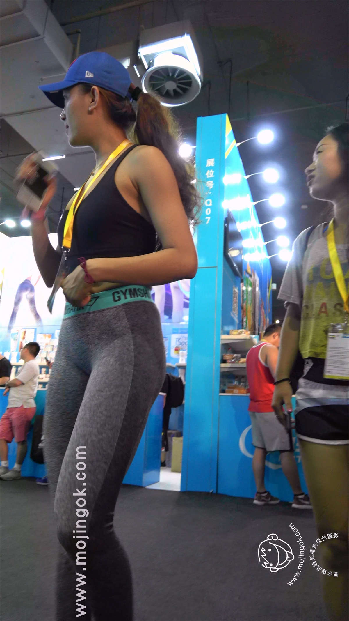 灰色紧身弹力裤饱满美臀性感女神-日更街拍