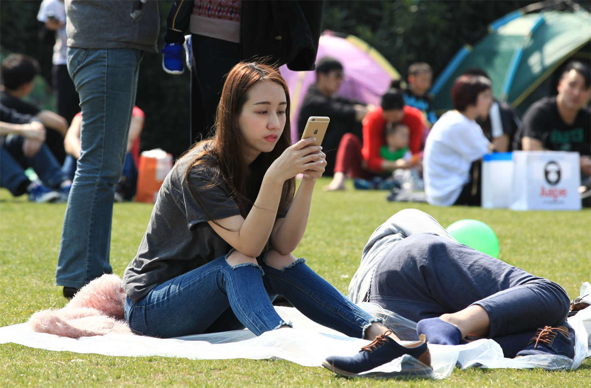 图片[2]-踏青公园街拍系列No.958 高跟美足的最佳欣赏方式，是脱了鞋欣赏-日更街拍