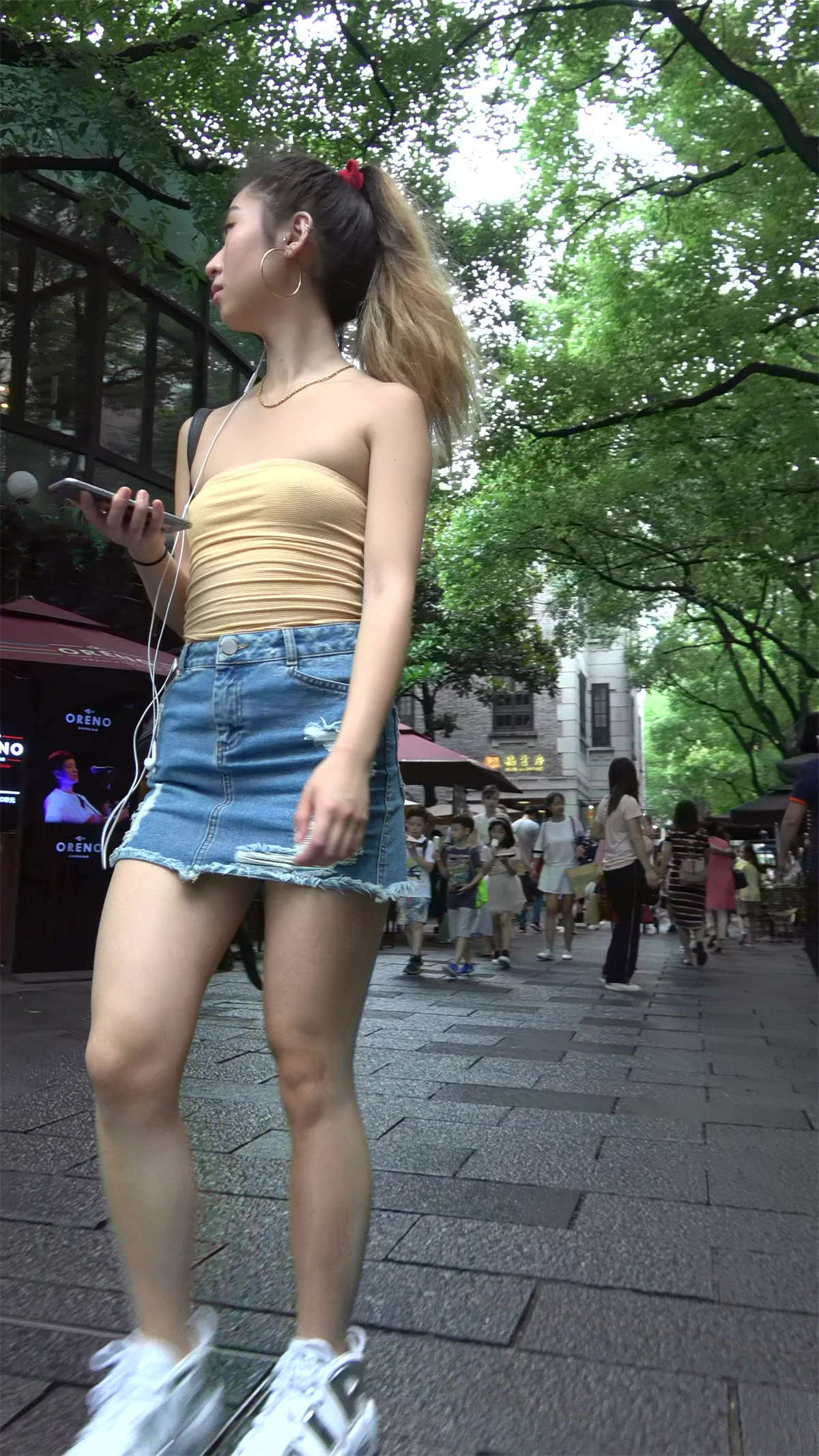 图片[2]-性感抹胸牛仔裙气质马尾辫街拍美女-日更街拍