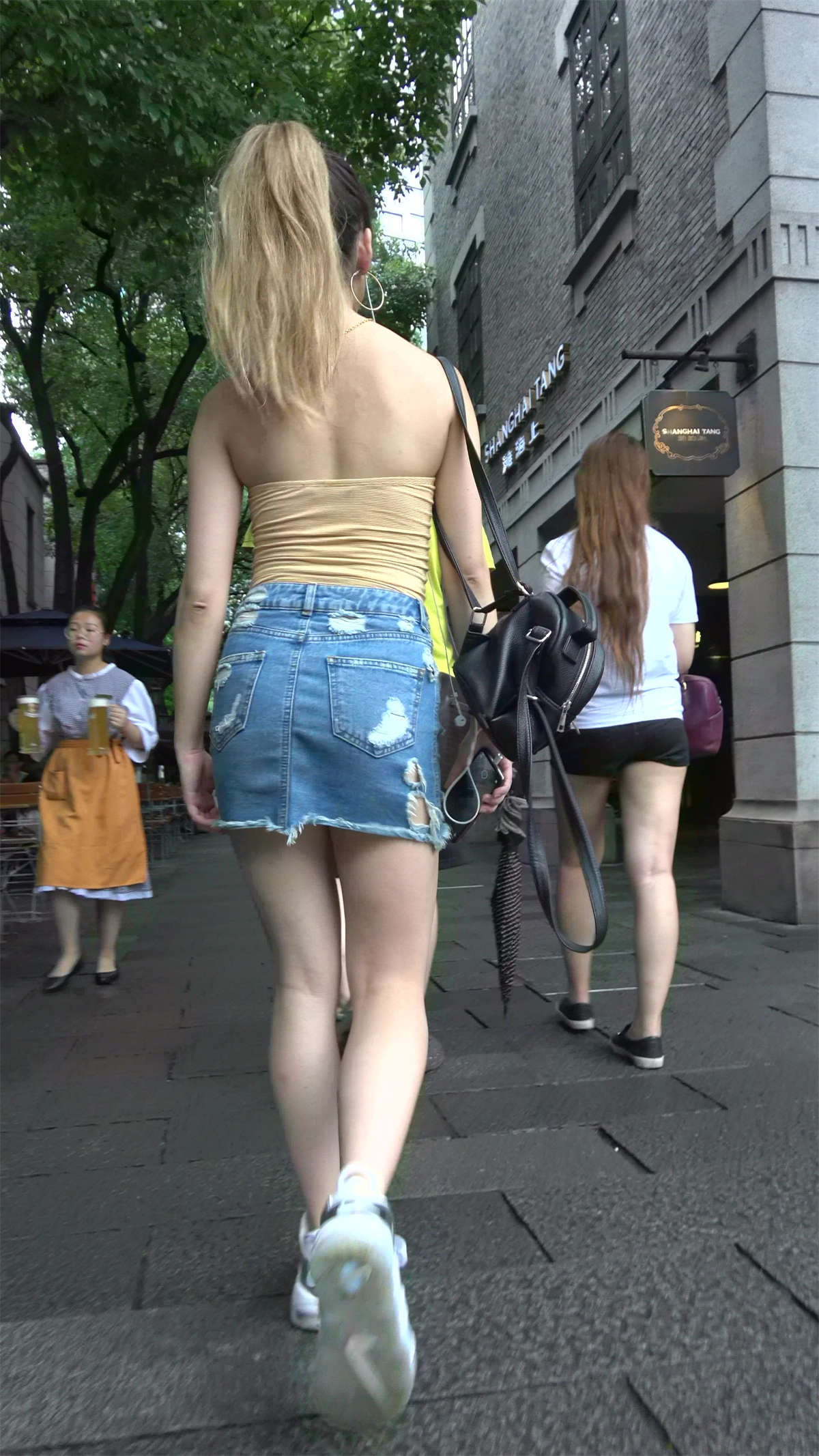 性感抹胸牛仔裙气质马尾辫街拍美女-日更街拍