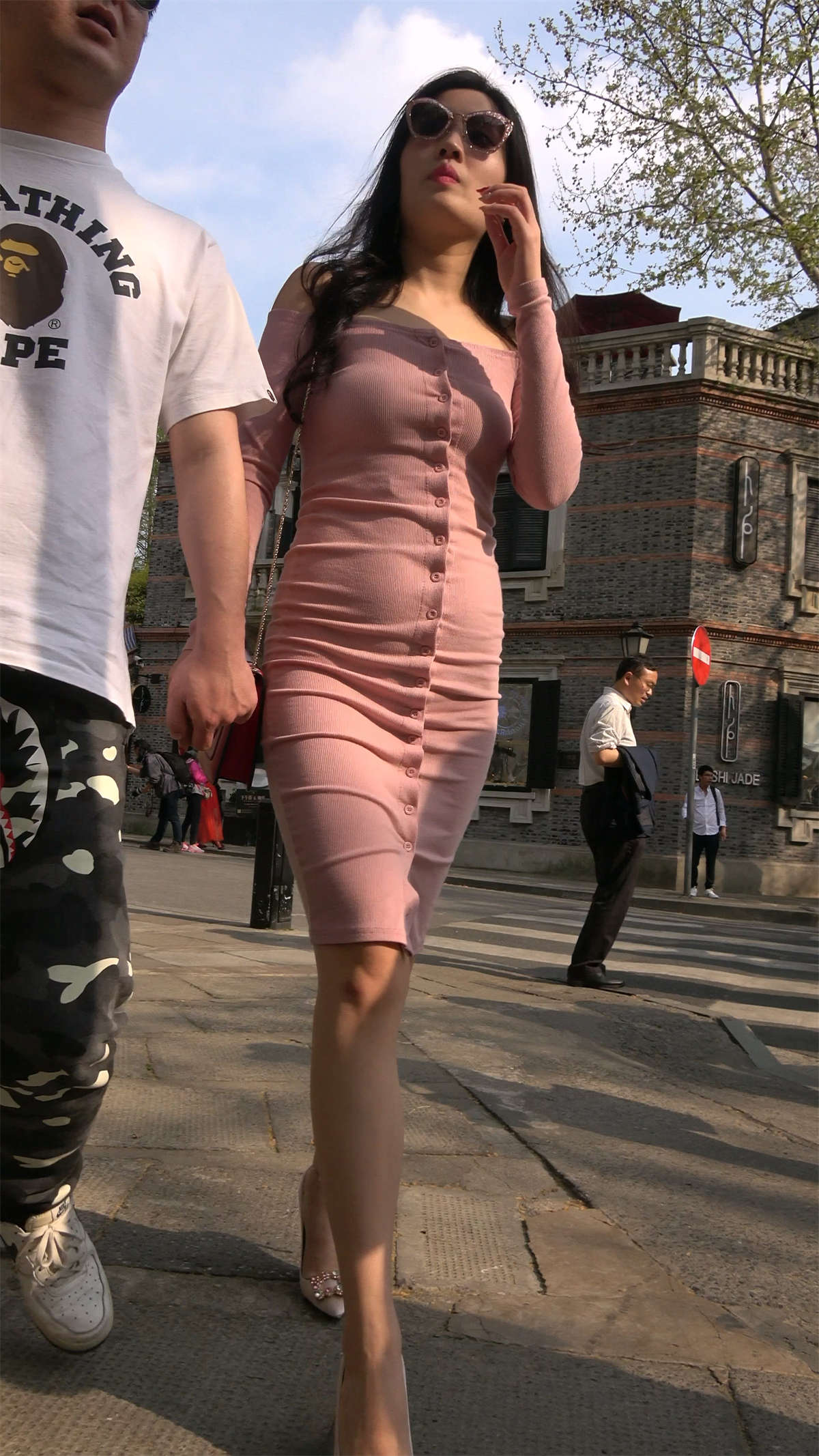 超性感一字肩粉色包臀裙高跟鞋丁内美女-日更街拍