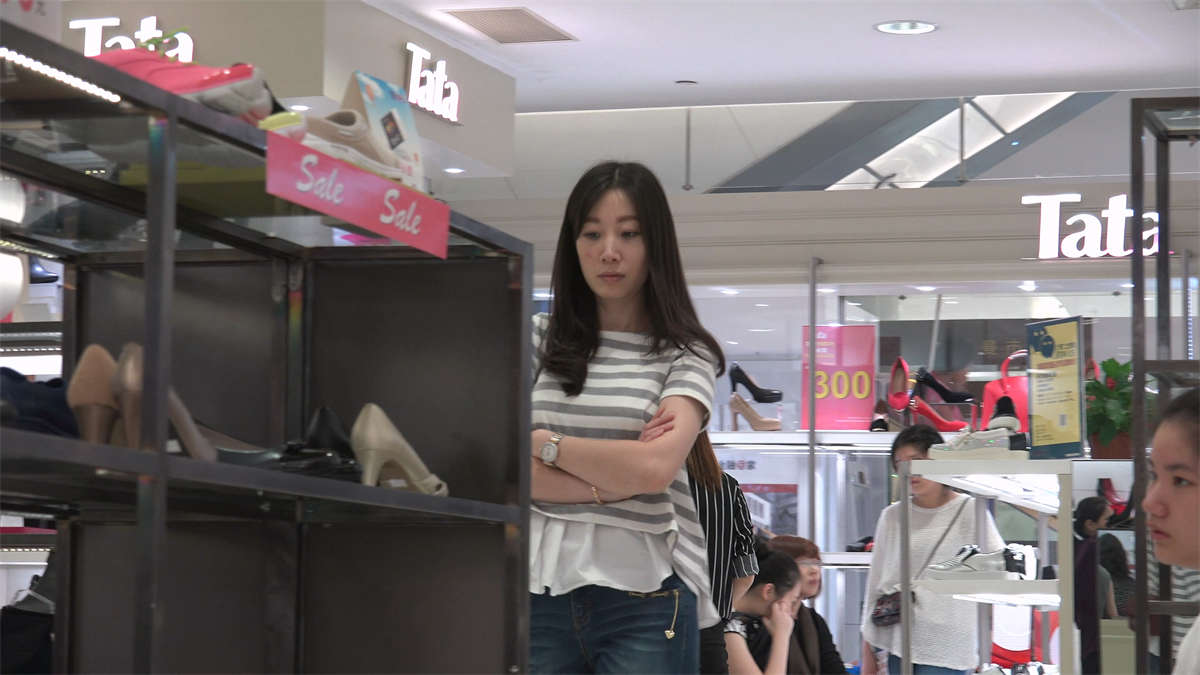 图片[2]-试好鞋子直接去结账的大气美女-日更街拍