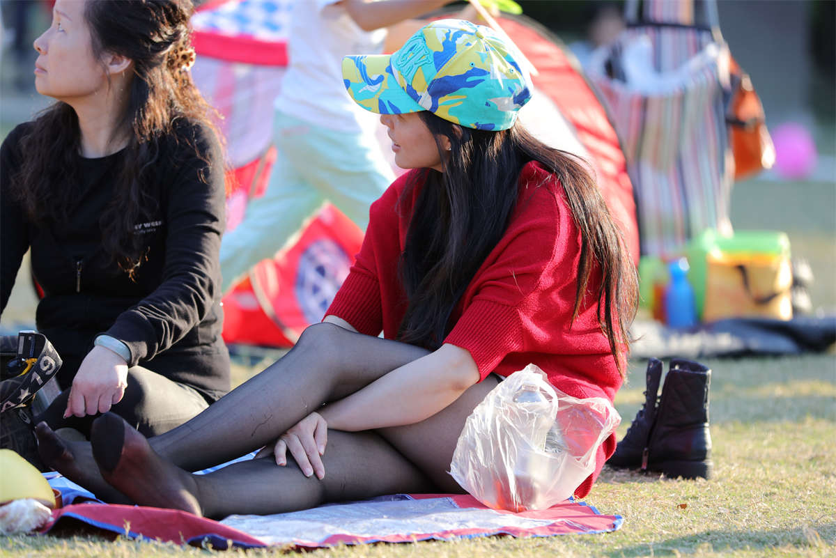 图片[2]-踏青公园街拍系列No.1222 甜美型红衣少妇的一袭黑丝让性感指数飙升 第2套-日更街拍