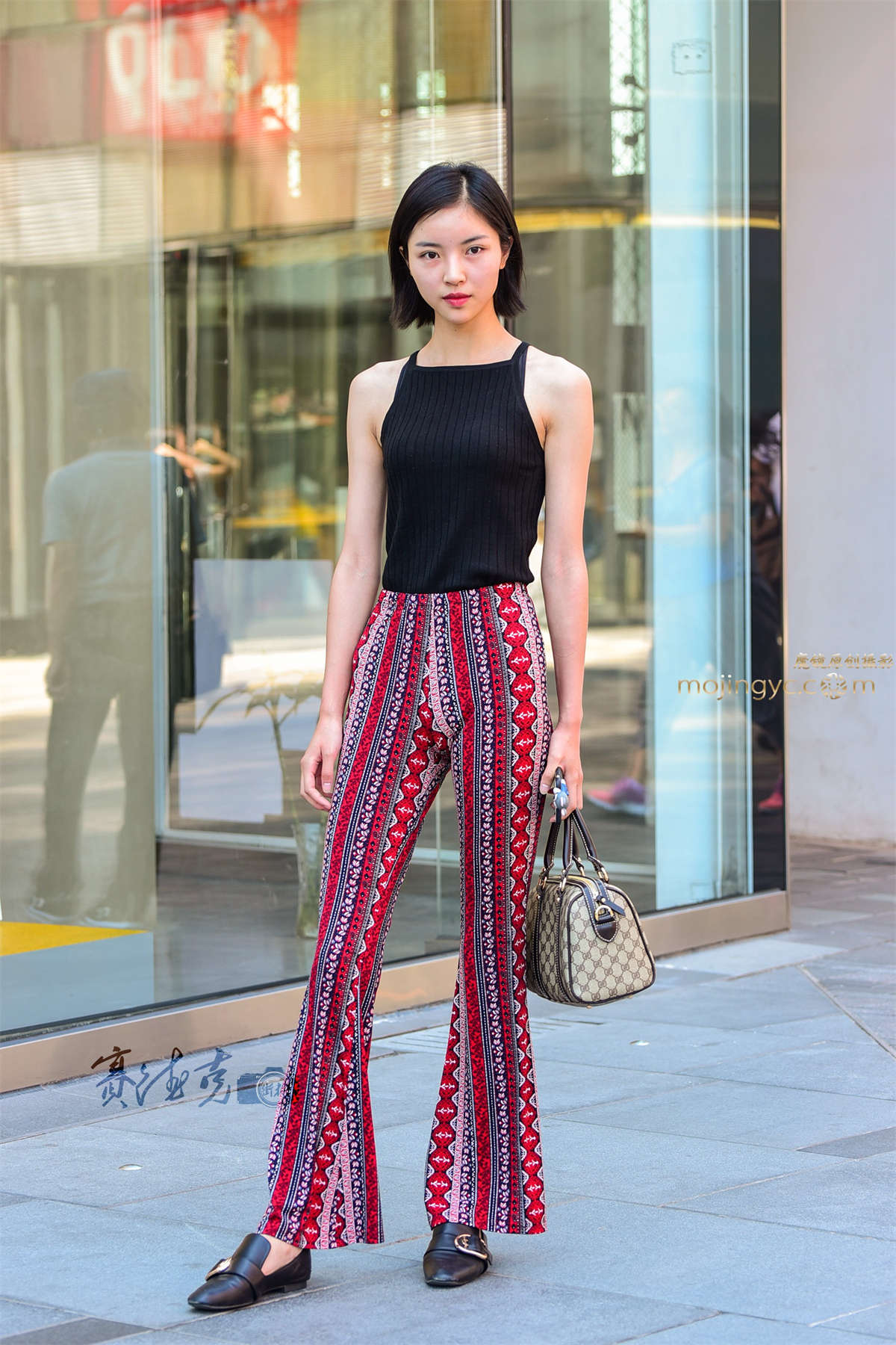 身材苗条的长腿女郎-日更街拍