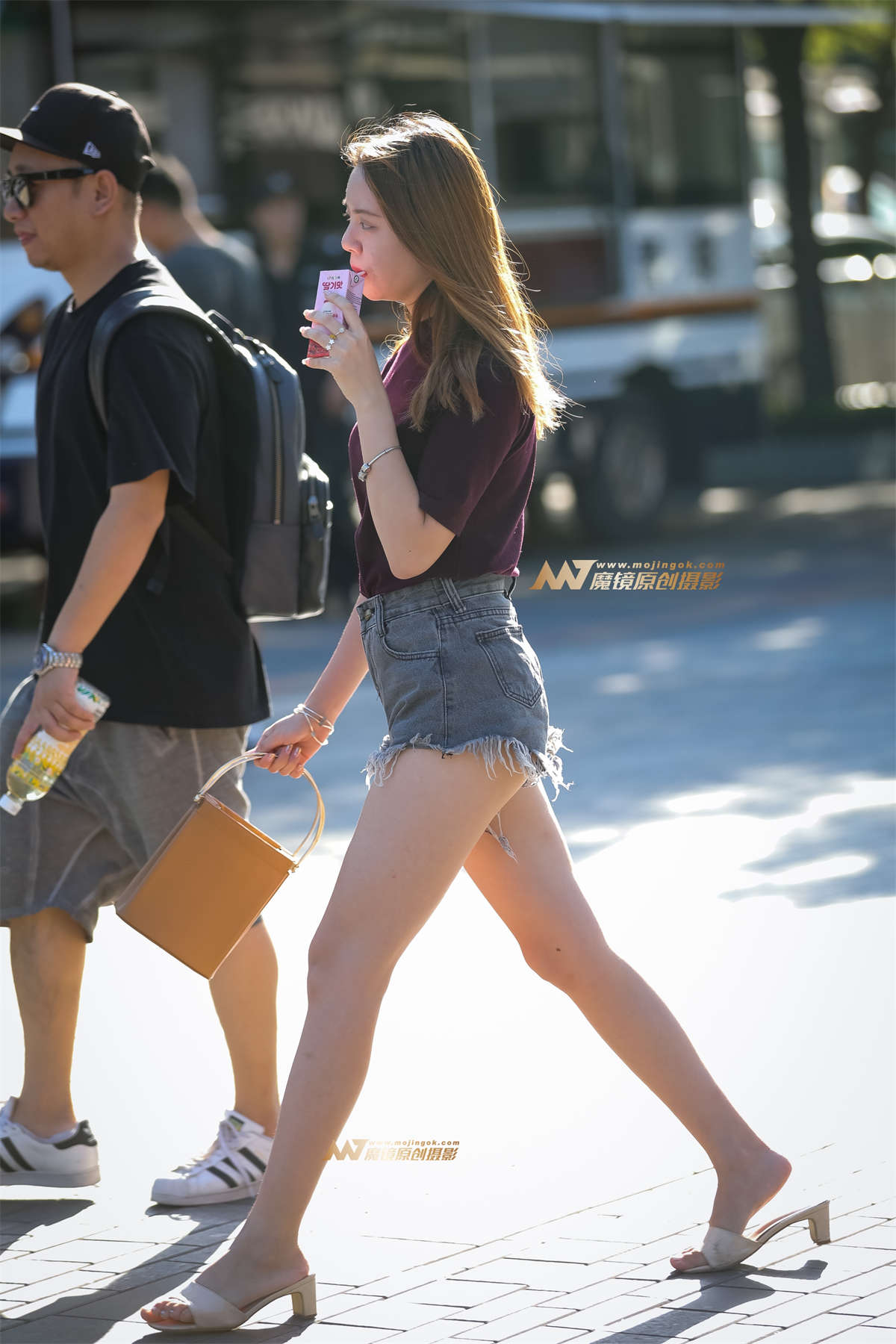 图片[2]-牛仔热裤奶茶妹妹 雪白长腿很养眼-日更街拍