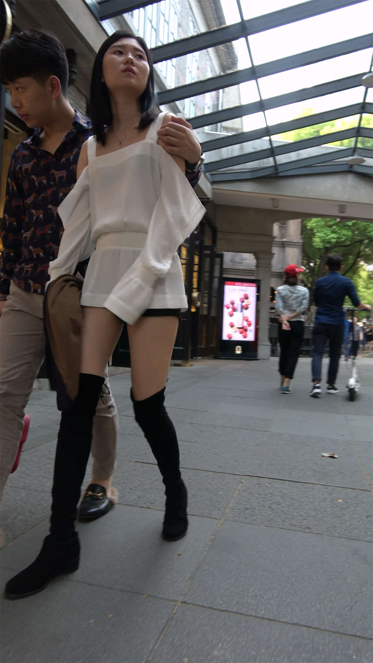 图片[2]-白色雪纺衫热裤美腿性感大美女-日更街拍