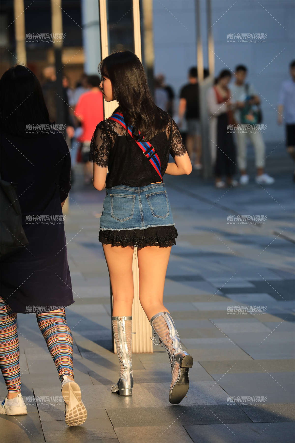 图片[2]-短裙美腿 小妹-日更街拍