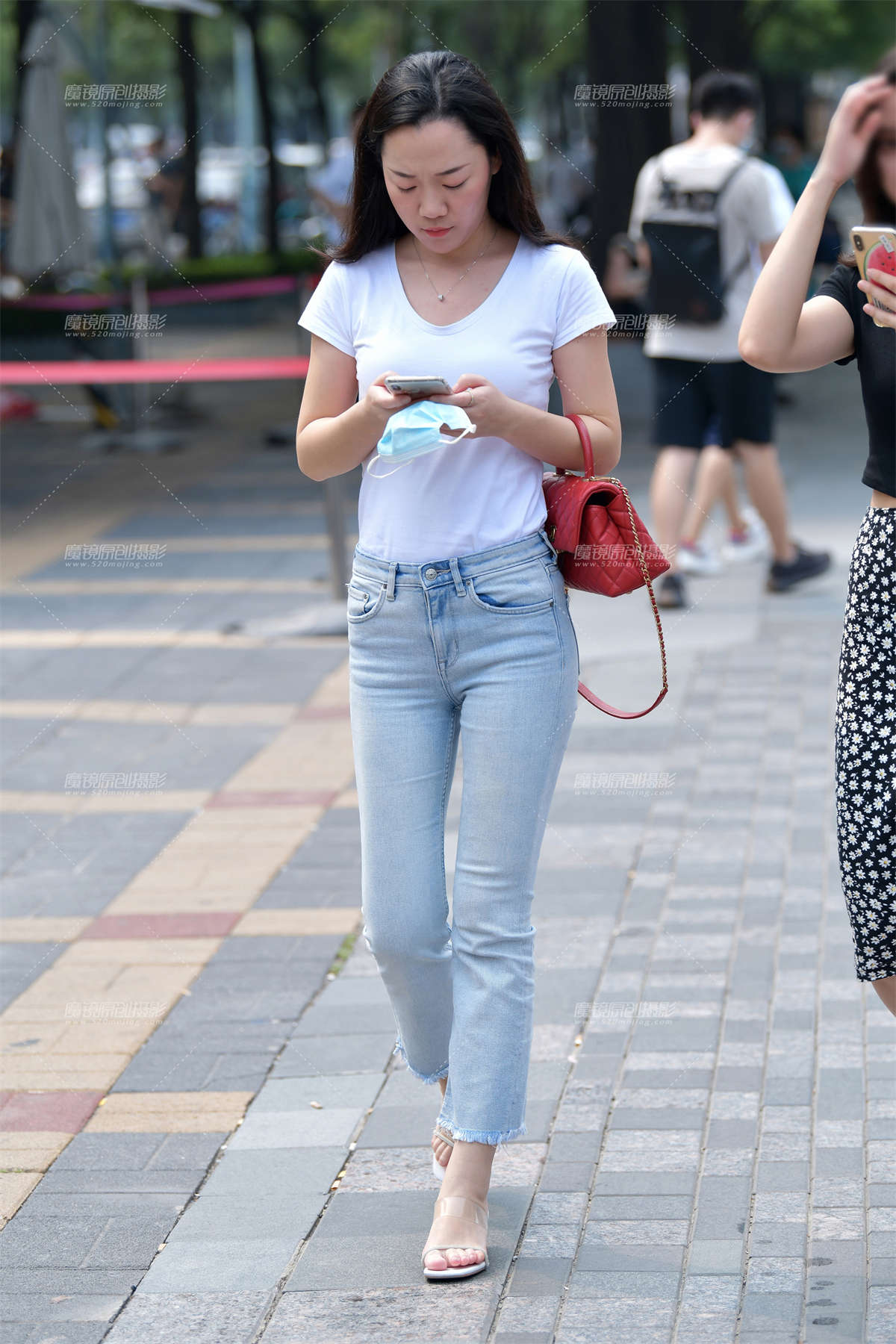 图片[2]-★看手机高挑牛仔裤美女-日更街拍