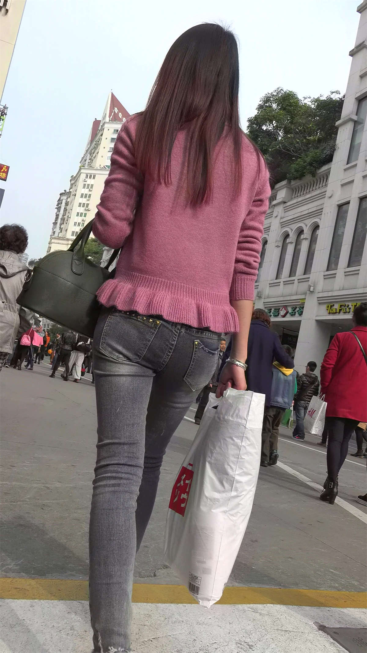 图片[2]-超清街拍牛仔裤粉色毛衣性感美女姐姐-日更街拍