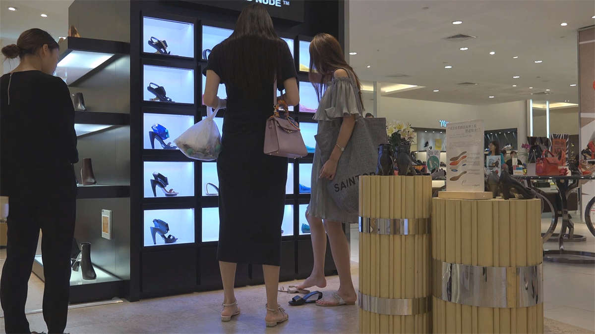 图片[2]-网红脸妹子玉足真心好看-日更街拍