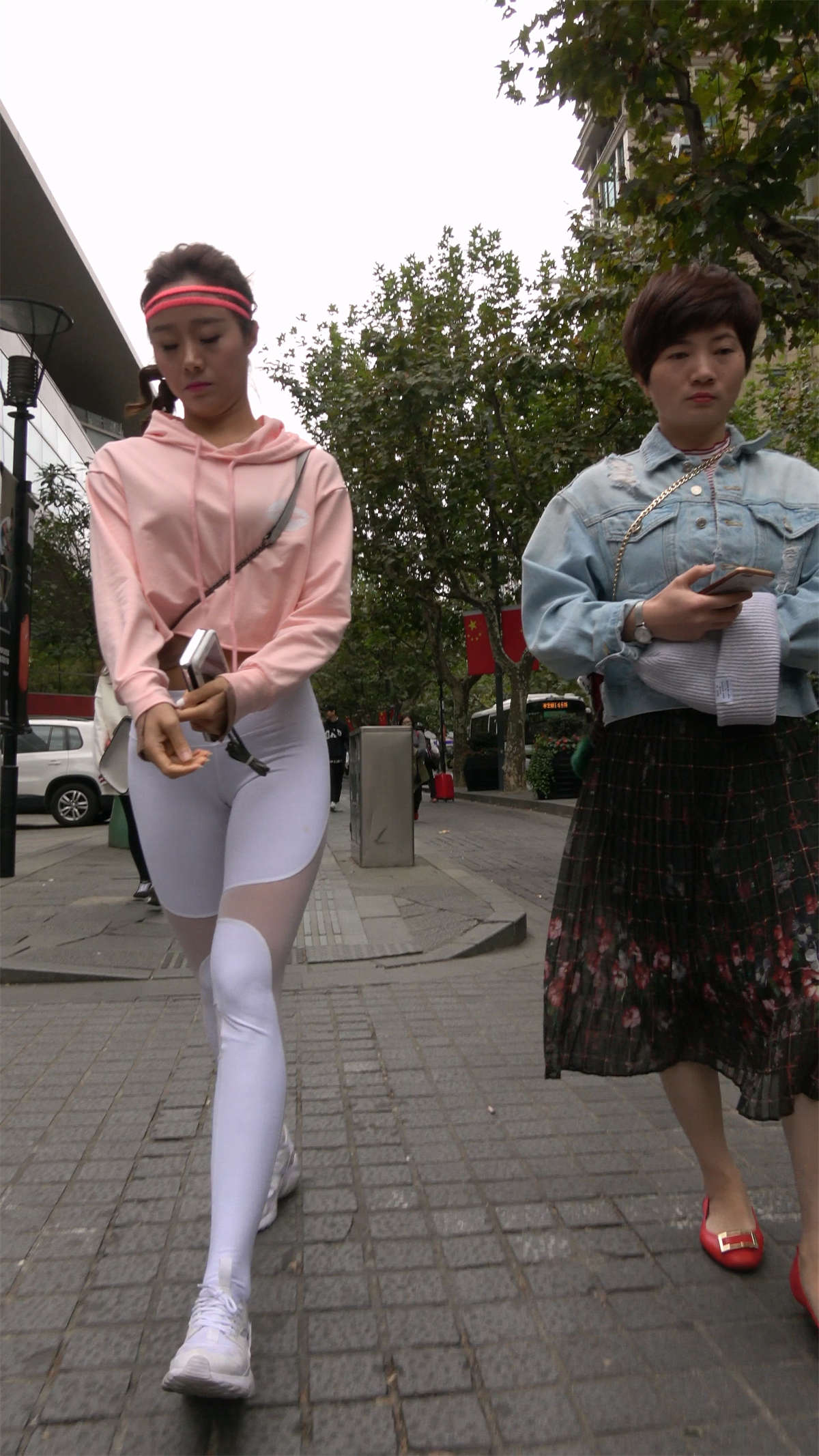 图片[2]-超紧身瑜伽裤性感美臀美女-日更街拍