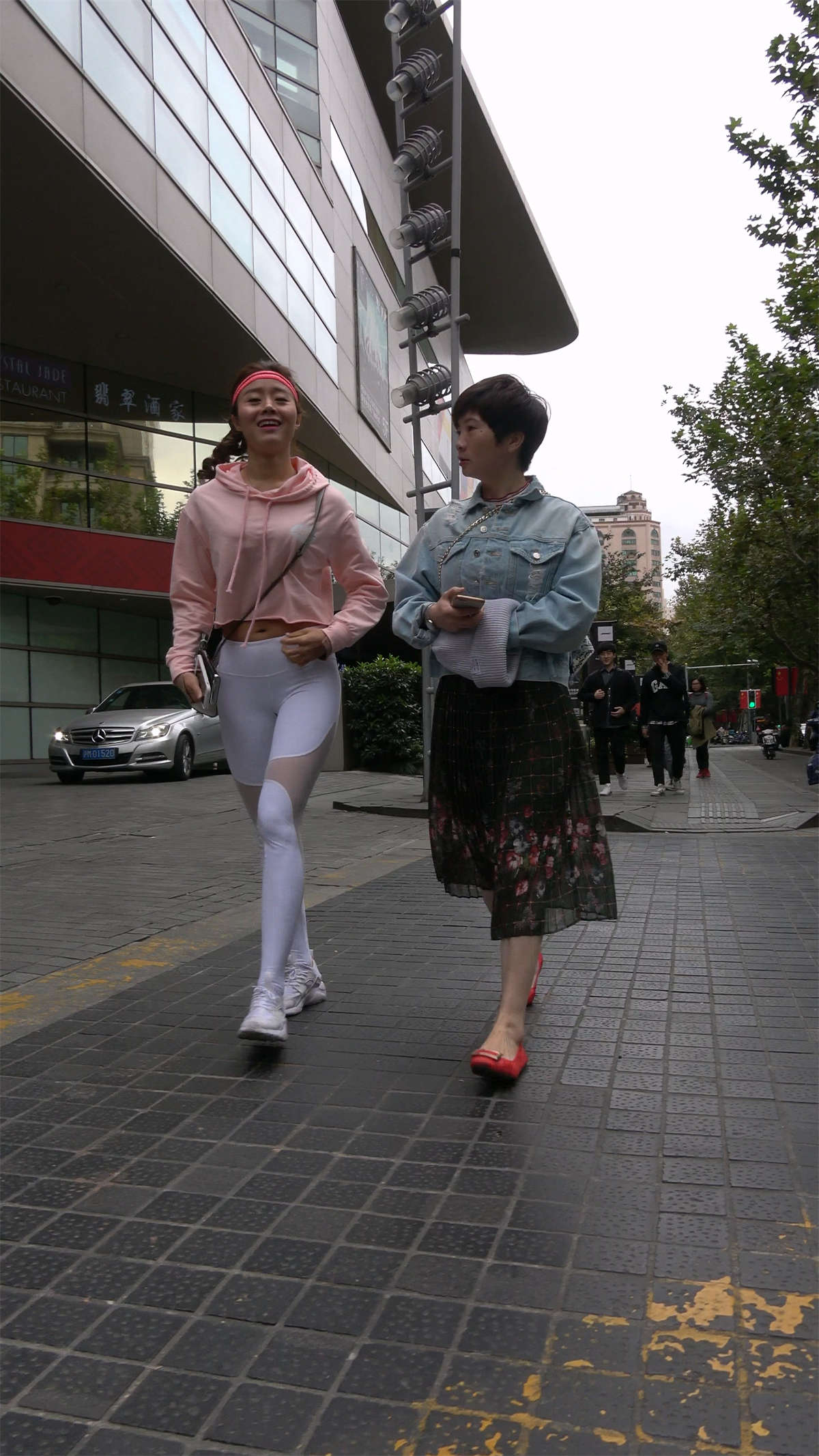 超紧身瑜伽裤性感美臀美女-日更街拍