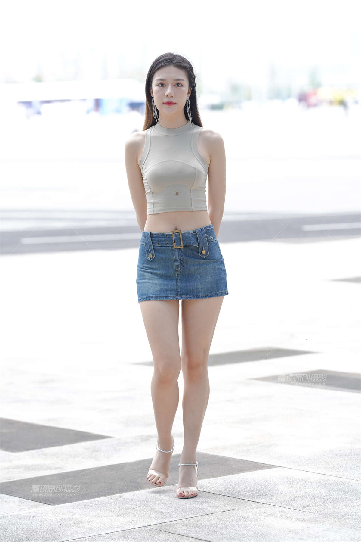 牛仔短裙长腿美眉-日更街拍
