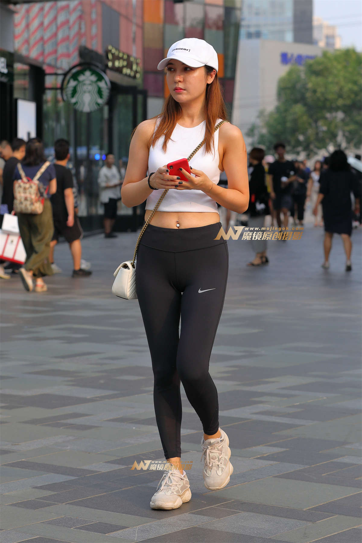 【视觉冲击赛帖】鸭舌帽，小背心，健美裤美眉-日更街拍