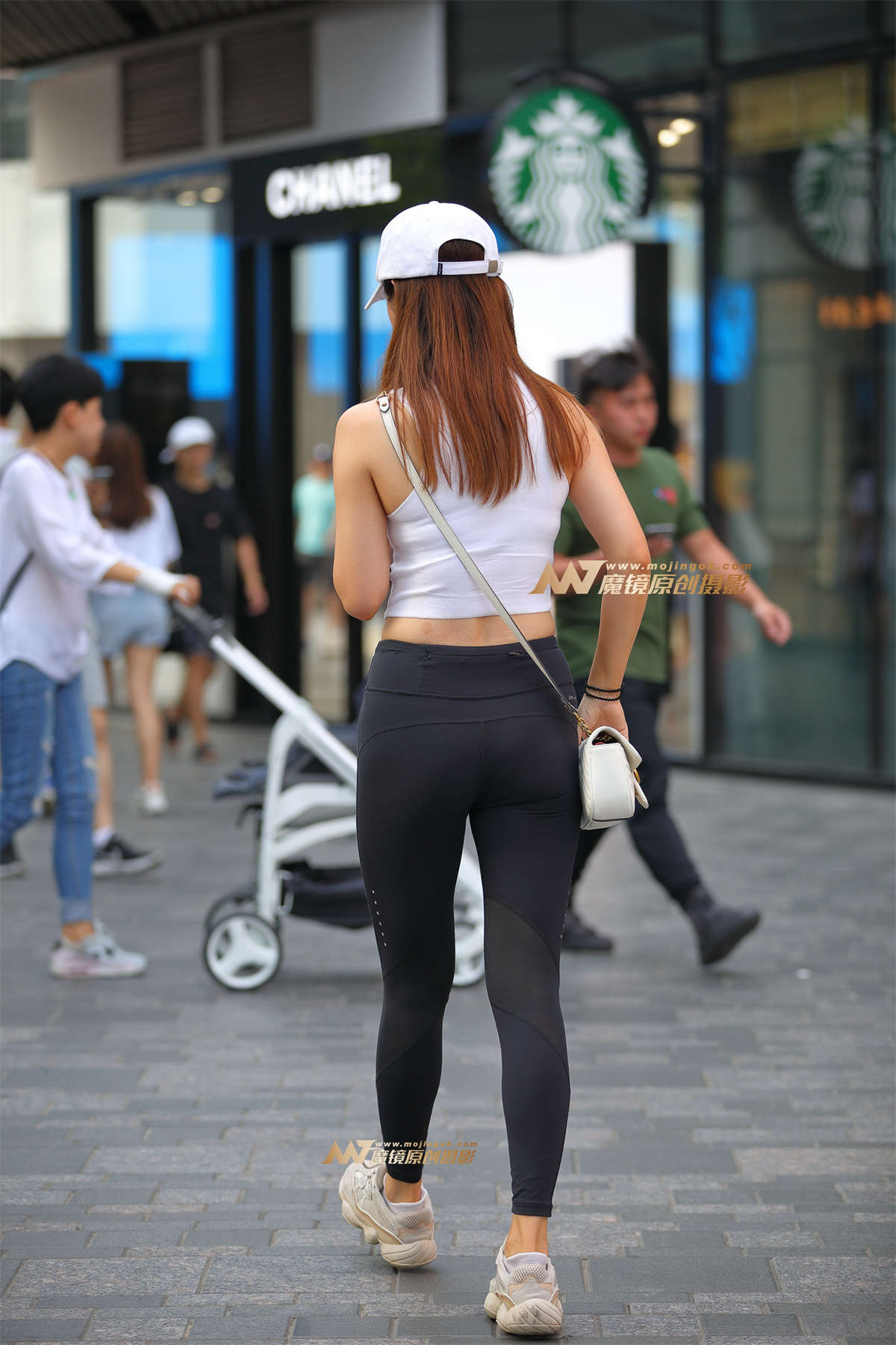 图片[2]-【视觉冲击赛帖】鸭舌帽，小背心，健美裤美眉-日更街拍