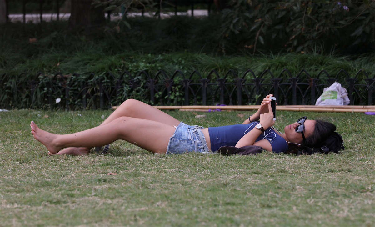 图片[2]-踏青公园街拍系列No.1031 极品女子之两年三次遇到她 第6套-日更街拍