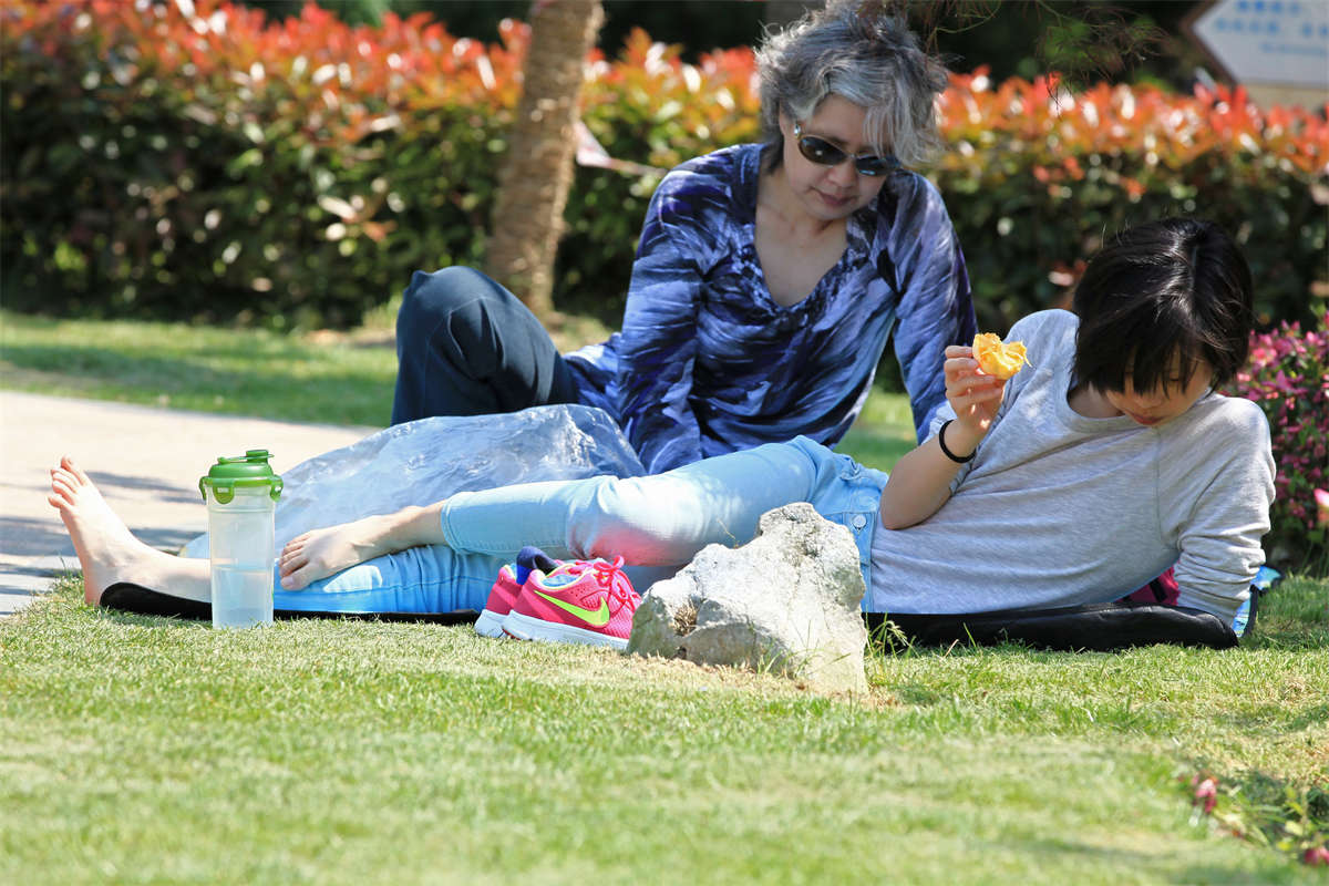 图片[2]-踏青公园街拍系列No.960 东方女性玉足中，这双脚的细长程度堪称罕见-日更街拍