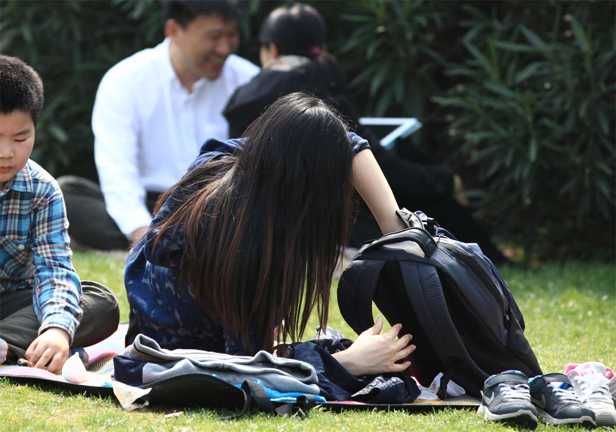 图片[2]-踏青公园街拍系列No.1224 虽已少妇，但这双玉足的白嫩细滑不输少女-日更街拍