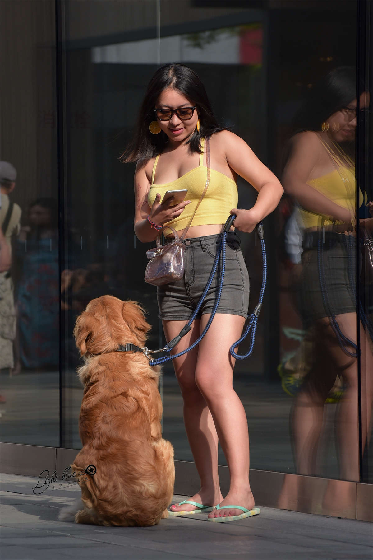 图片[2]-9.1 溜狗的丰满女人-日更街拍