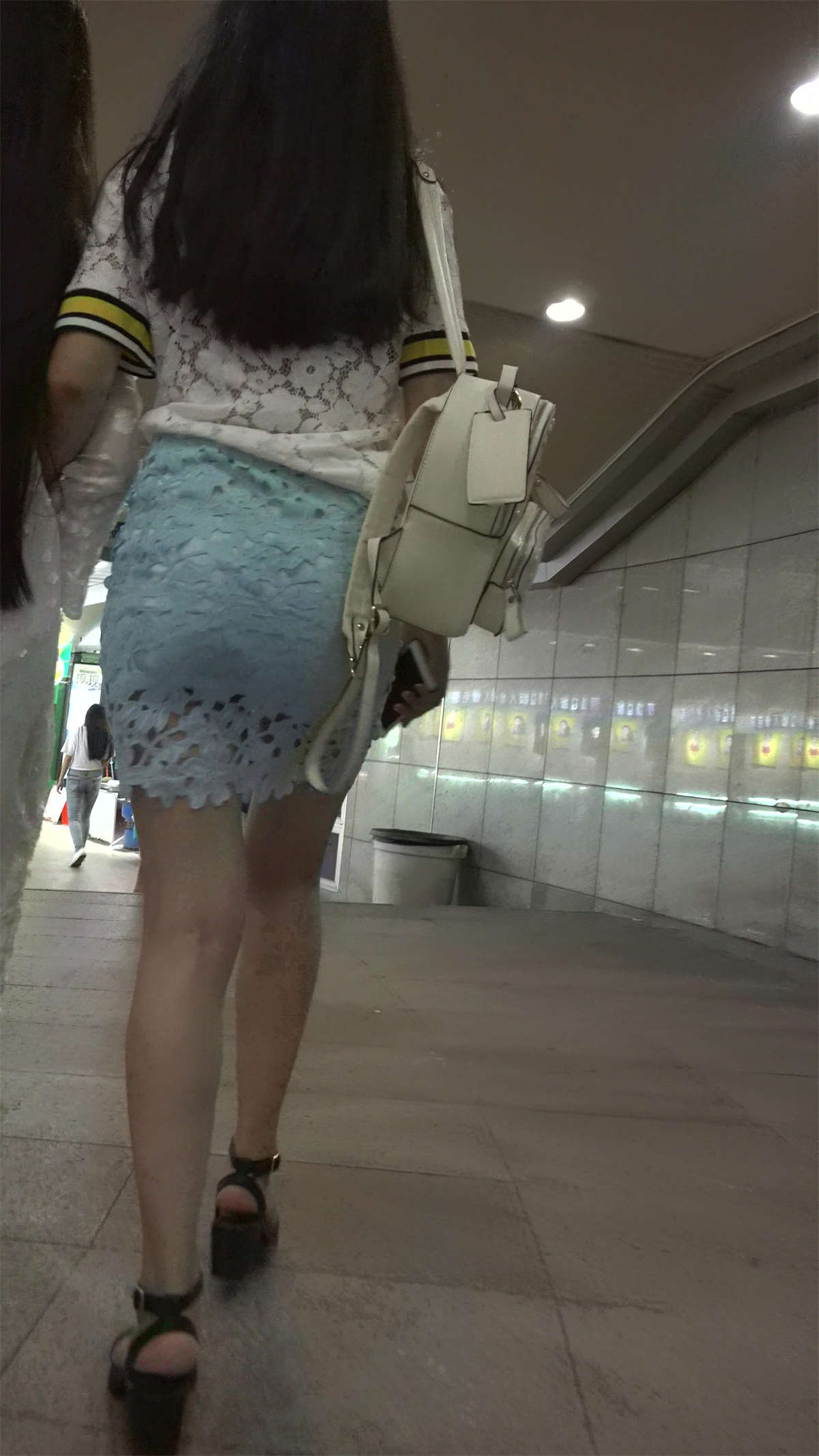 超性感美臀浅蓝色镂空裙街拍美女-日更街拍