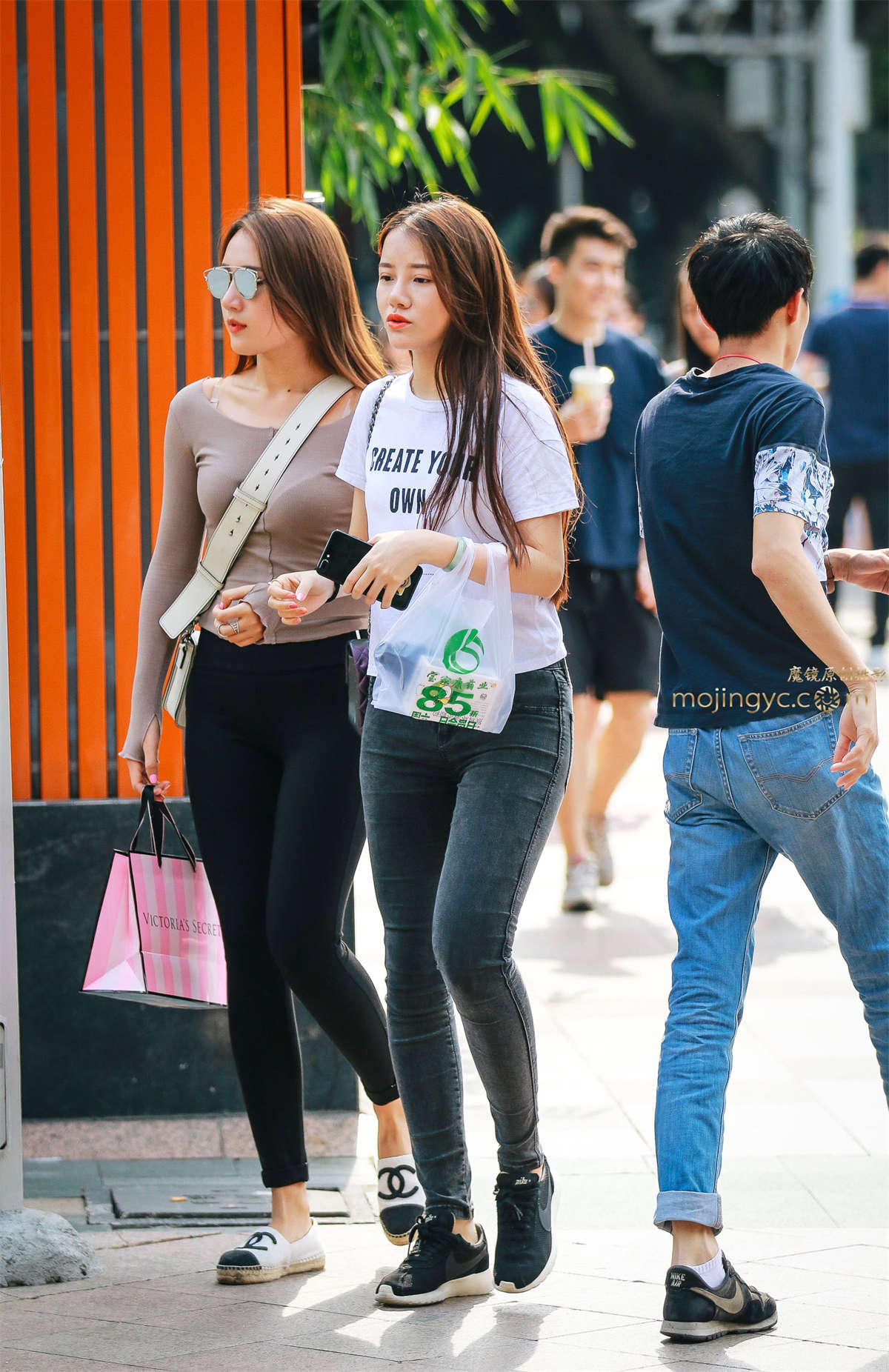 紧身裤下的T裤-日更街拍