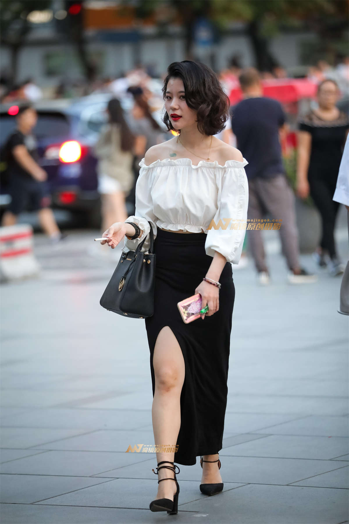 气质出众的黑裙姐姐-日更街拍