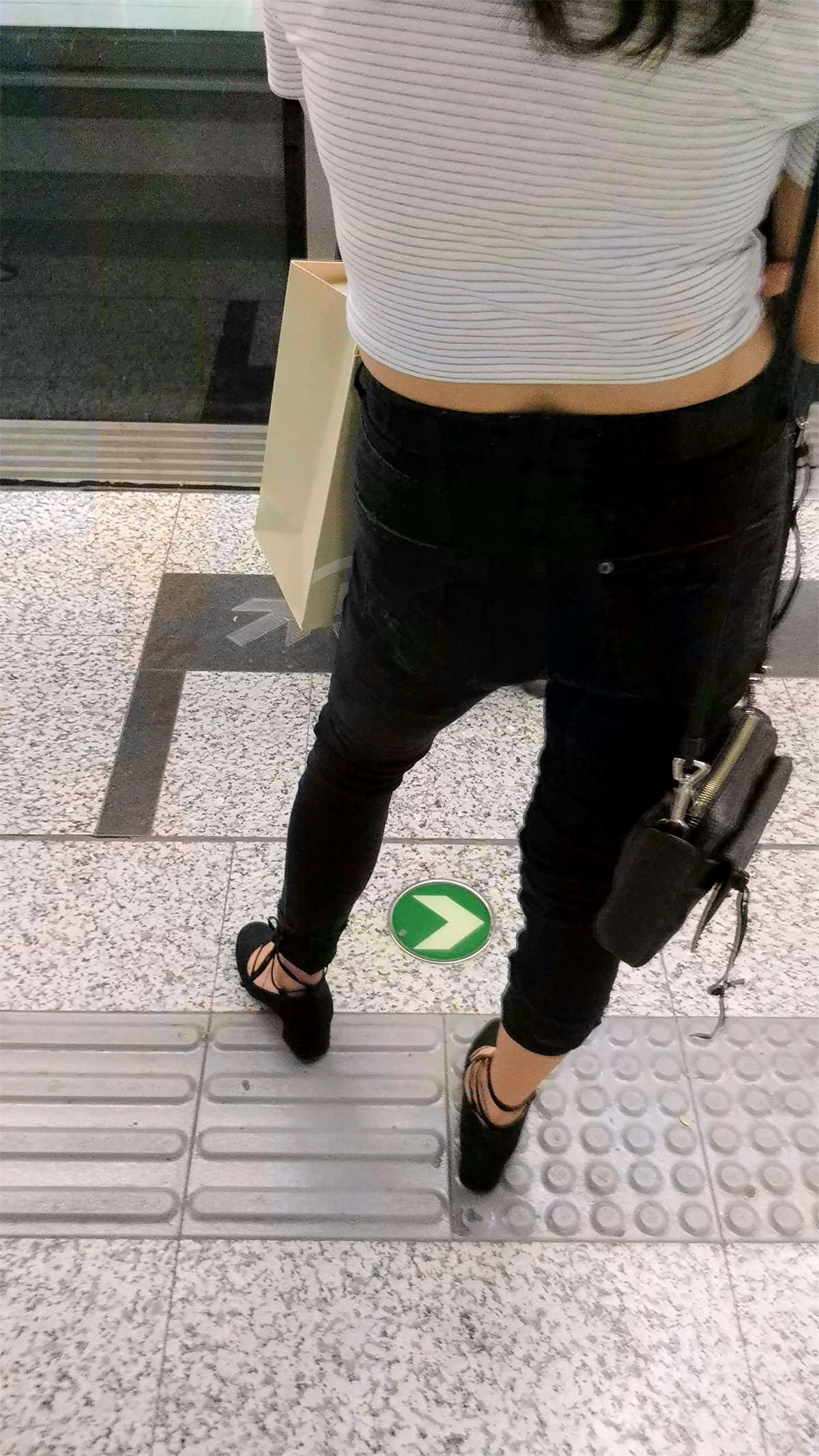 图片[2]-黑色紧牛仔裤-日更街拍