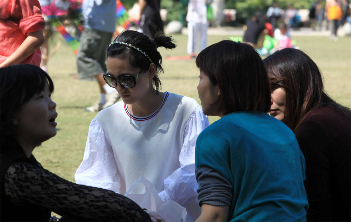 图片[2]-踏青公园街拍系列No.961 两双好脚交织，一双骨感精品，一双细长极品 第1套-日更街拍