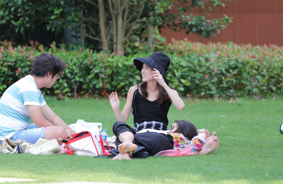 图片[2]-踏青公园街拍系列No.1736 闺蜜双姝两对细脚，文静的素足和活泼的艳足保证都能撩到你 第3套-日更街拍