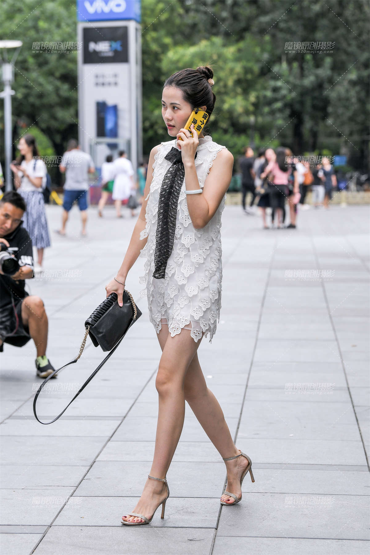 白裙高跟鞋美女-日更街拍