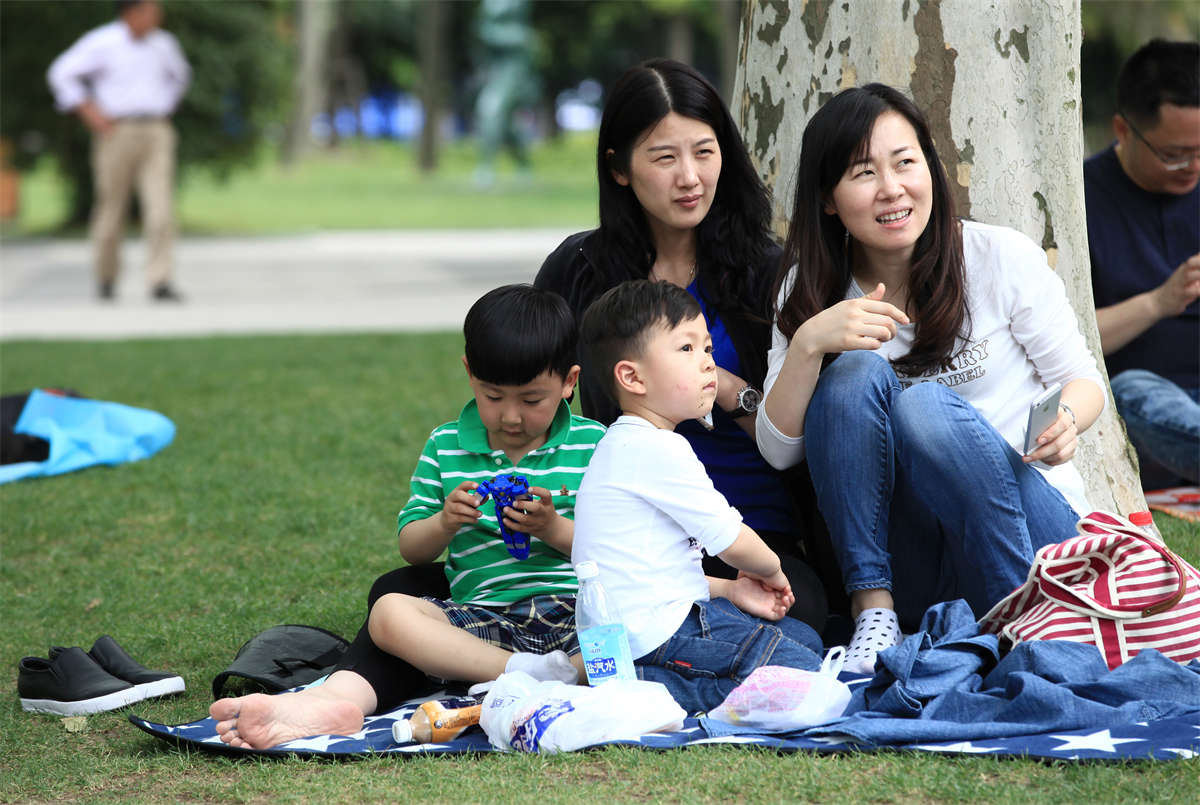 图片[2]-踏青公园街拍系列No.1225 身材修长的少妇，就算光着脚也感觉非常优雅-日更街拍