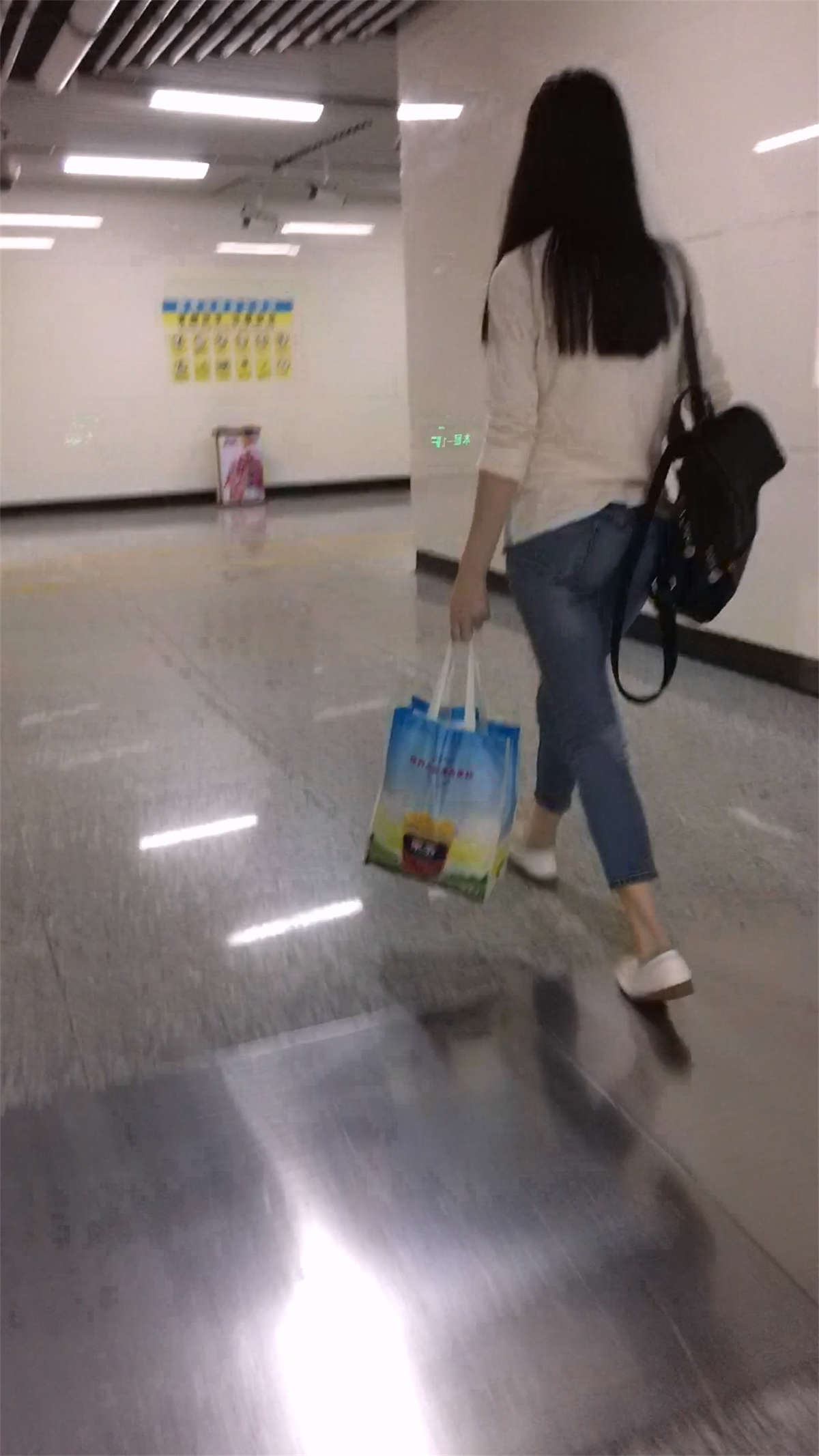 好紧身的牛仔美臀-日更街拍