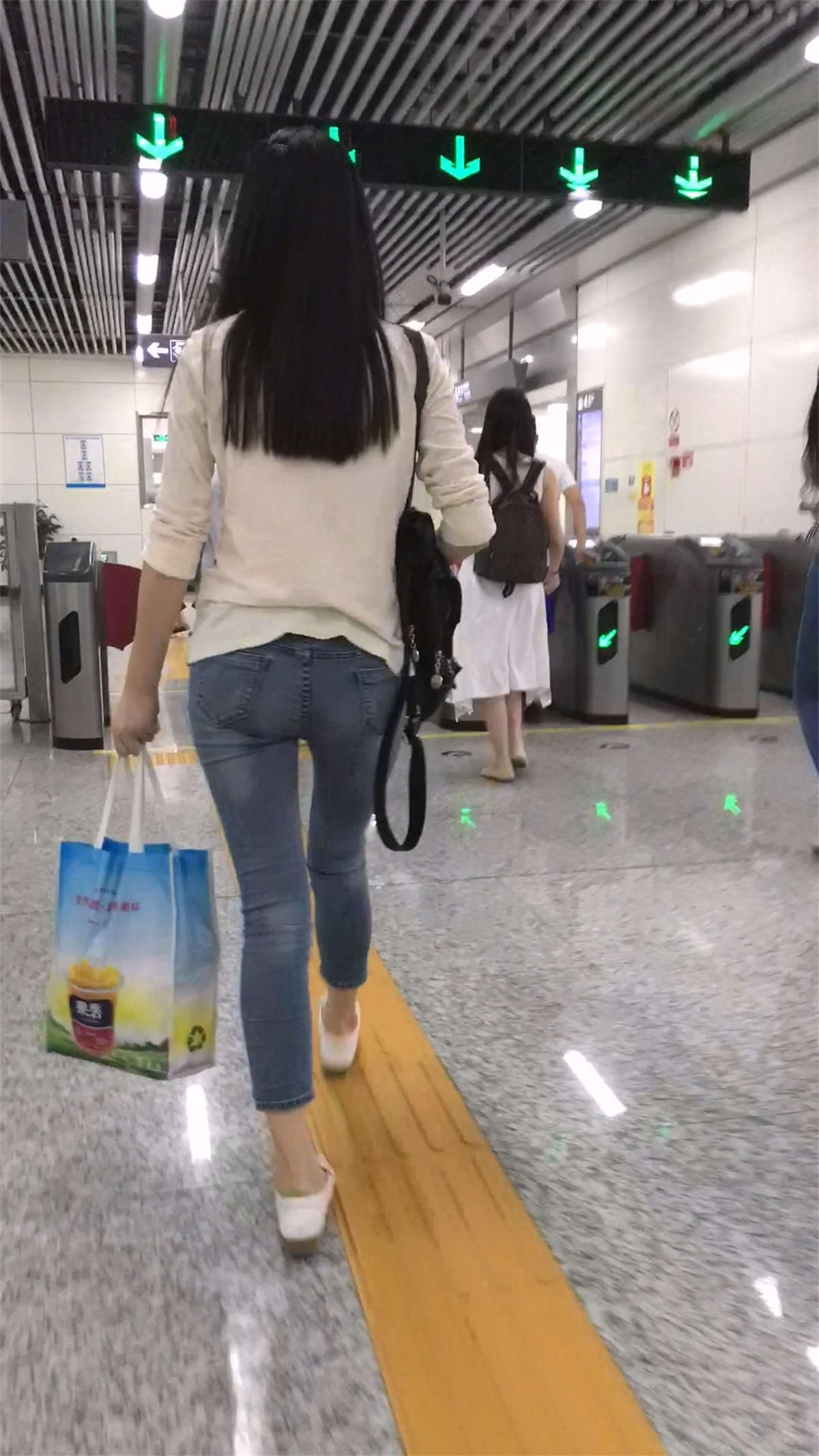 图片[2]-好紧身的牛仔美臀-日更街拍