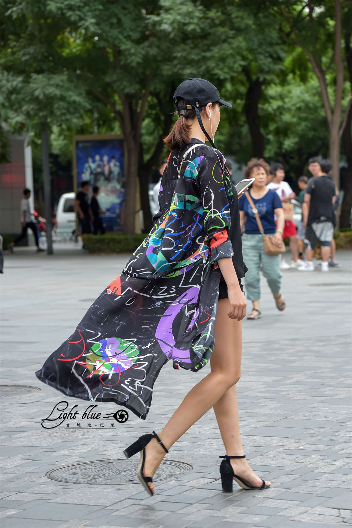 图片[2]-9.1 行走如风的时尚热裤披风女郎-日更街拍