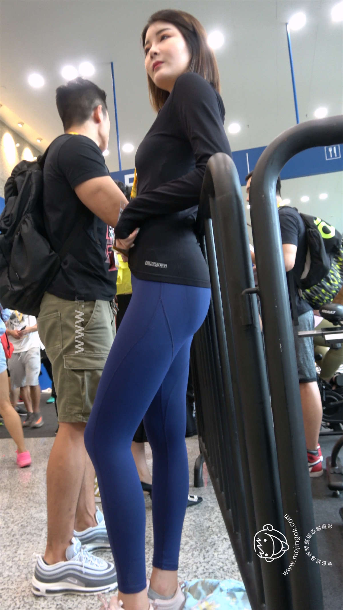 图片[2]-性感翘臀弹力裤饱满月牙漂亮美女-日更街拍