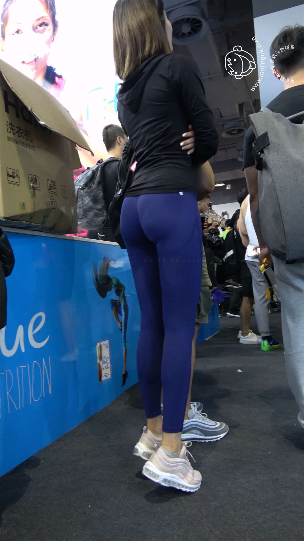 性感翘臀弹力裤饱满月牙漂亮美女-日更街拍