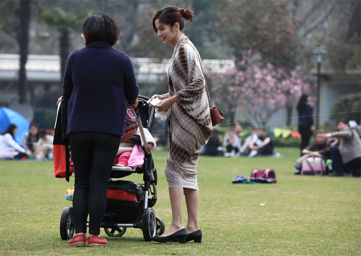图片[2]-踏青公园街拍系列No.1033 每年总会有一个完美女人被收入镜中 第2套-日更街拍
