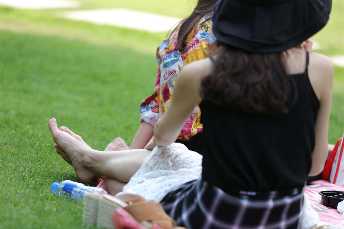 图片[2]-踏青公园街拍系列No.1737 闺蜜双姝两对细脚，文静的素足和活泼的艳足保证都能撩到你 第2套-日更街拍