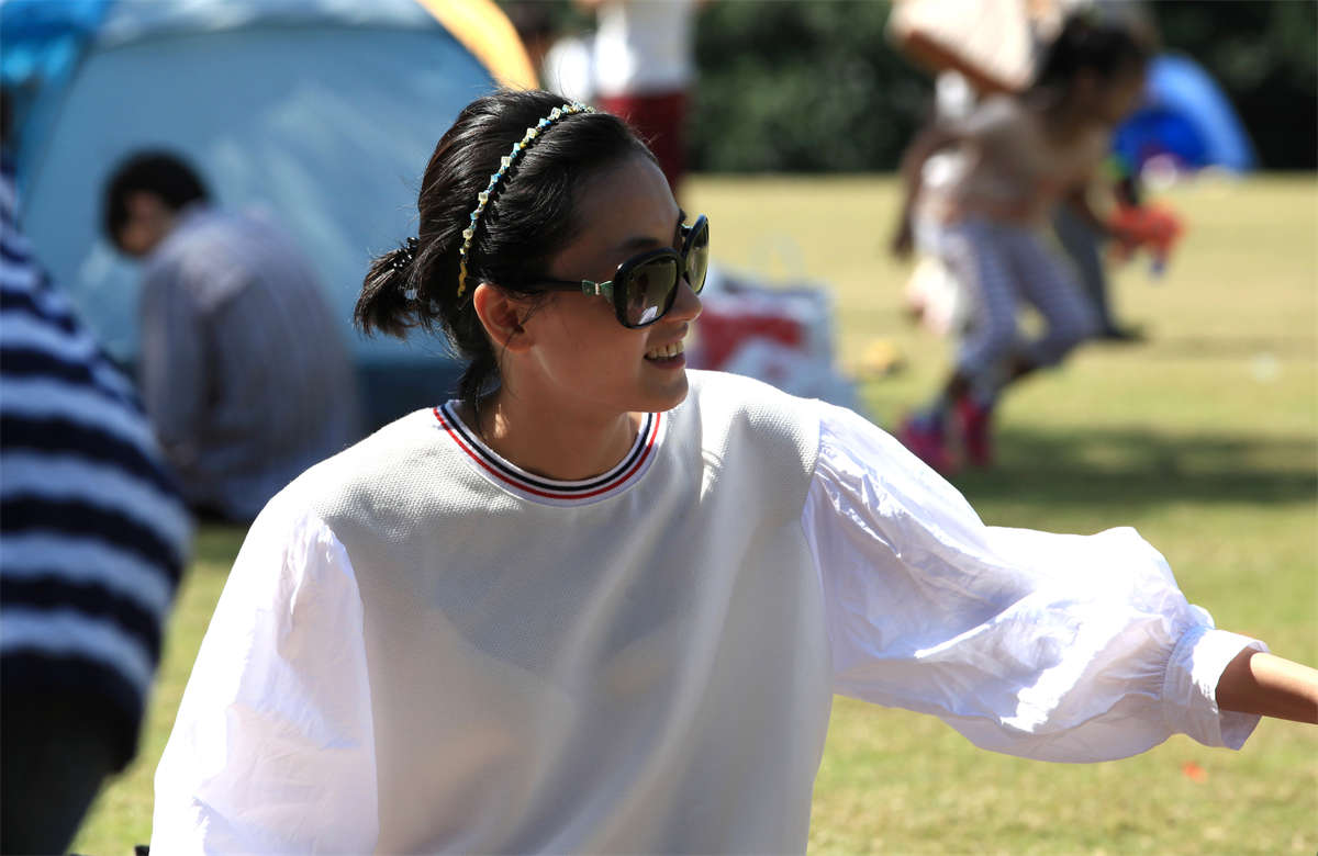 图片[2]-踏青公园街拍系列No.962 两双好脚交织，一双骨感精品，一双细长极品 第3套-日更街拍