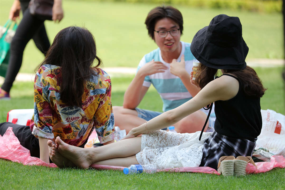 踏青公园街拍系列No.1737 闺蜜双姝两对细脚，文静的素足和活泼的艳足保证都能撩到你 第2套-日更街拍