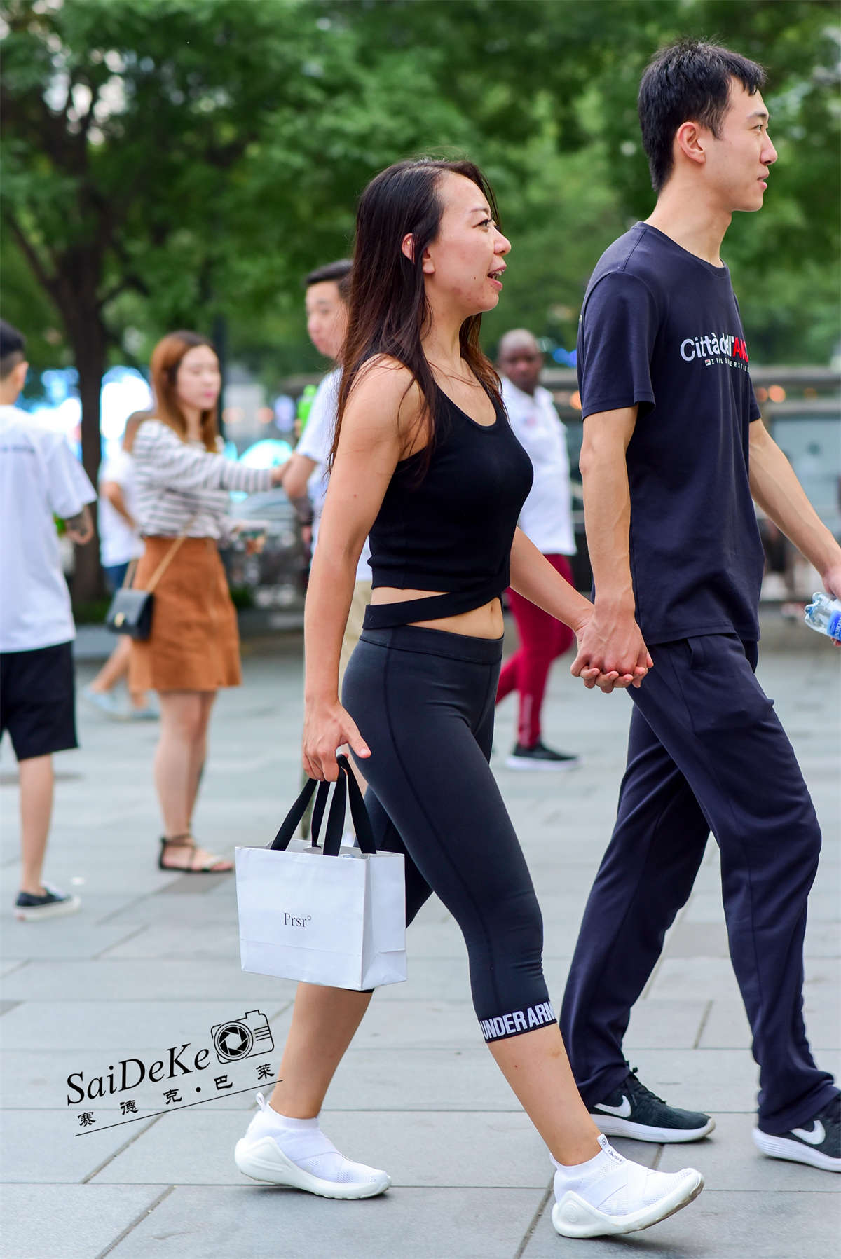 9.3 紧身瑜珈裤少妇-日更街拍