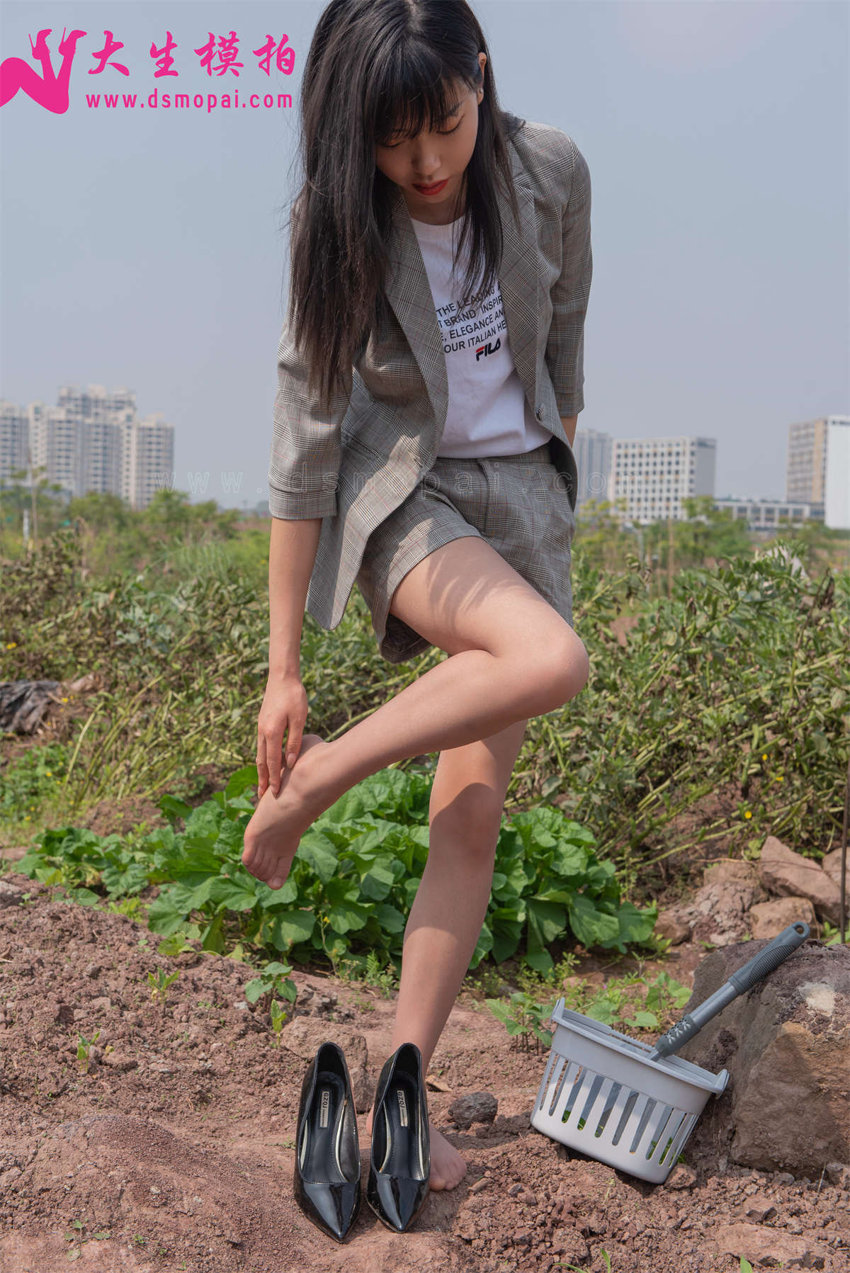 图片[2]-大生模拍 NO.179 Lynn 干农活的女白领-日更街拍