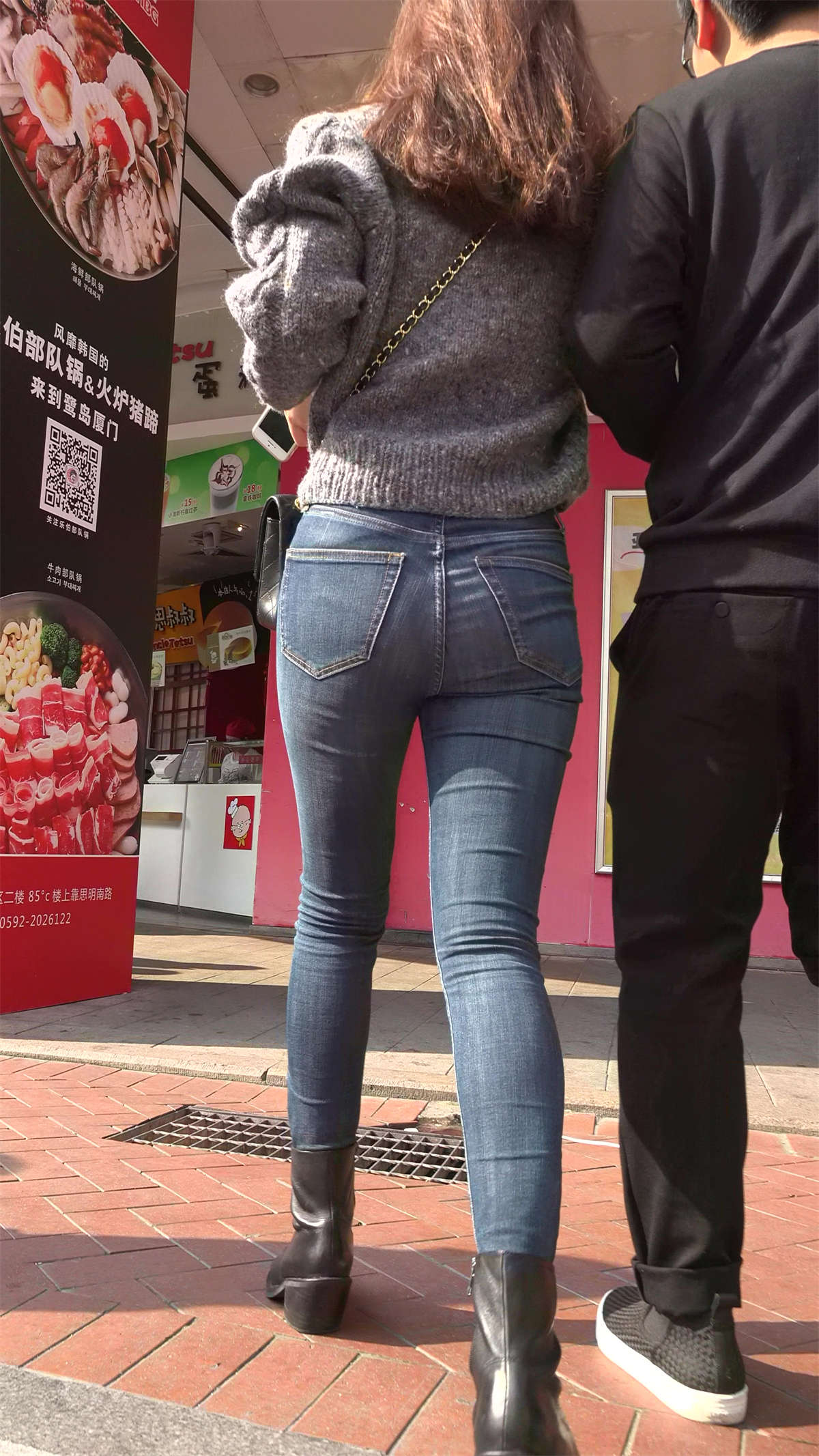 图片[2]-极品身材紧身蓝色牛仔裤街拍美女-日更街拍