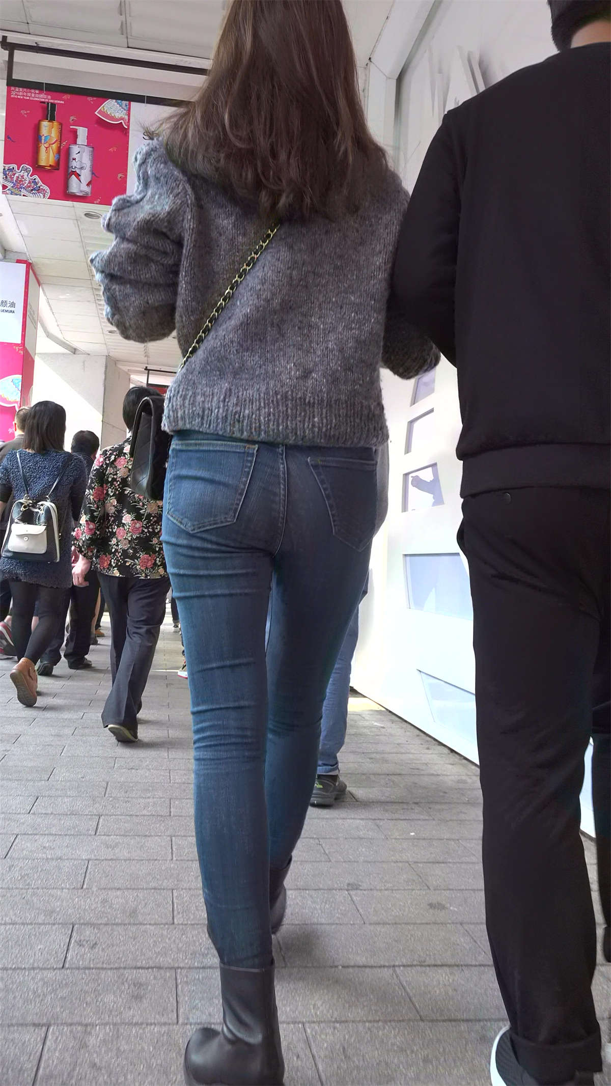 极品身材紧身蓝色牛仔裤街拍美女-日更街拍