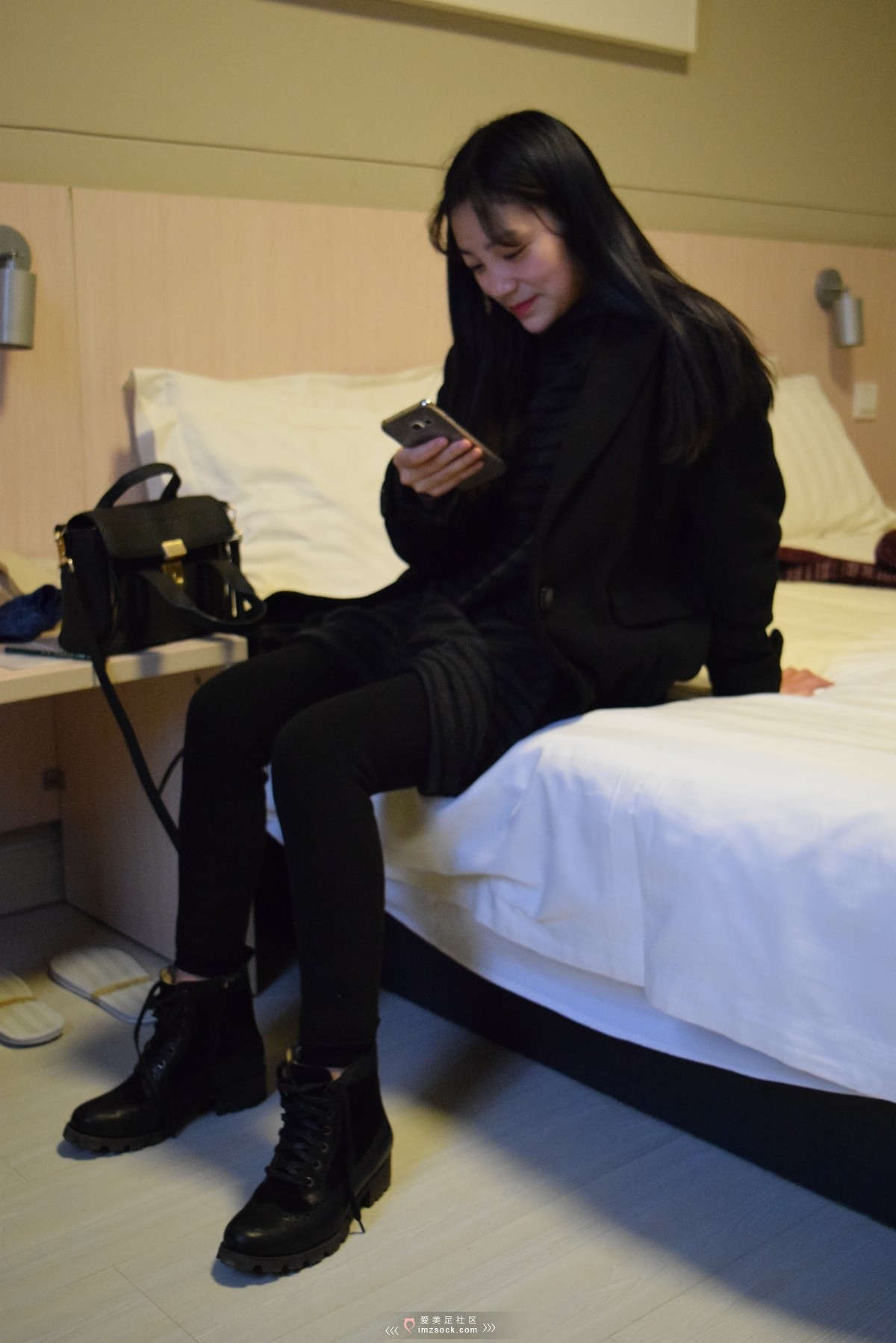 图片[2]-MZSOCK-2018 No.149 可爱的小姐姐皮靴白棉袜-日更街拍