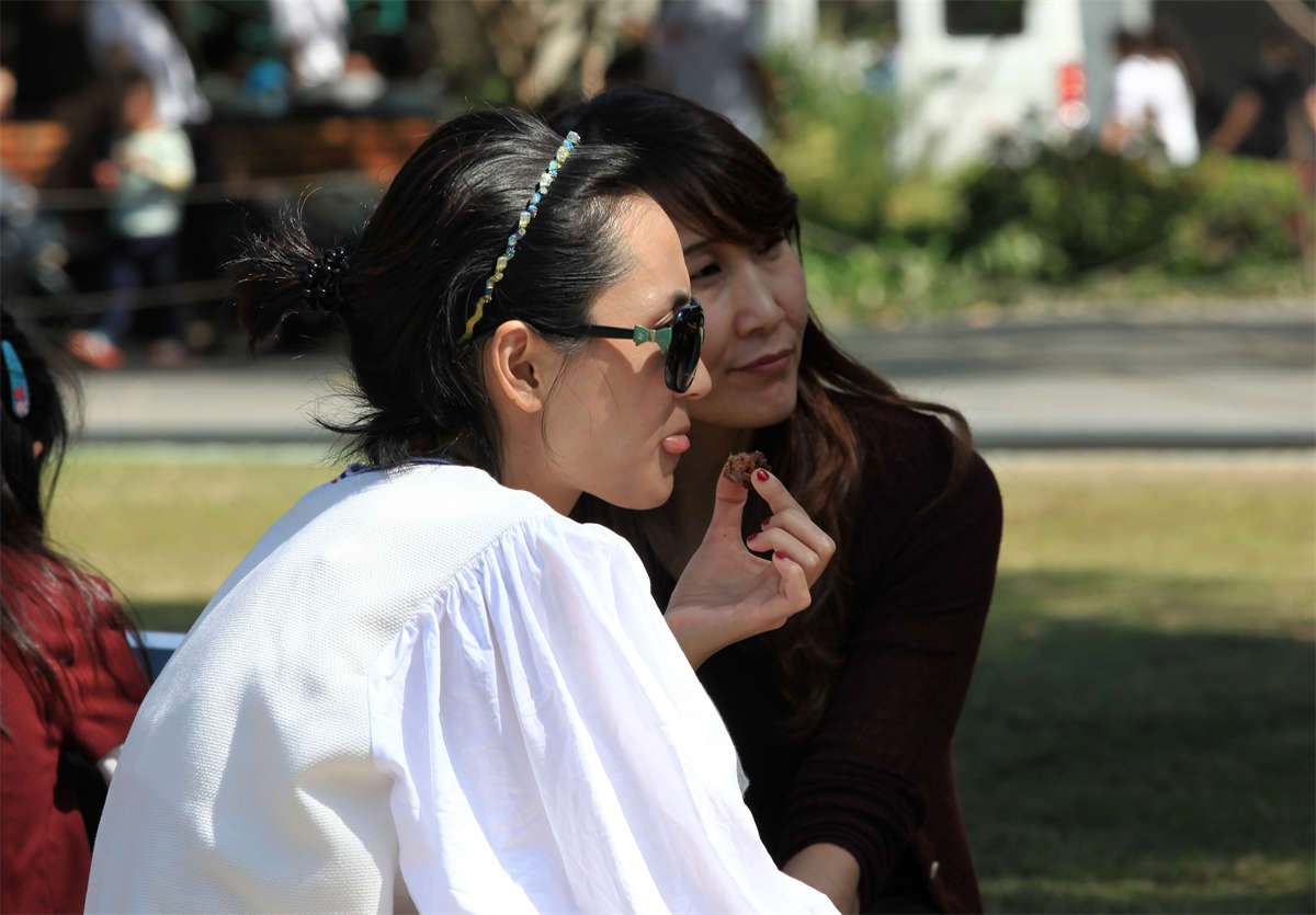 图片[2]-踏青公园街拍系列No.963 两双好脚交织，一双骨感精品，一双细长极品 第2套-日更街拍