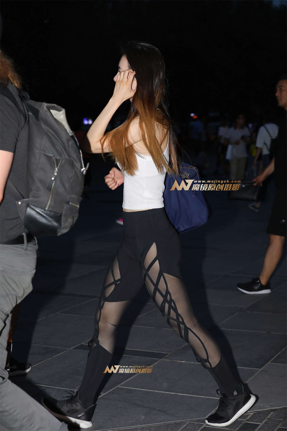 【视觉冲击赛帖】夜拍-健美裤 身材棒美女-日更街拍