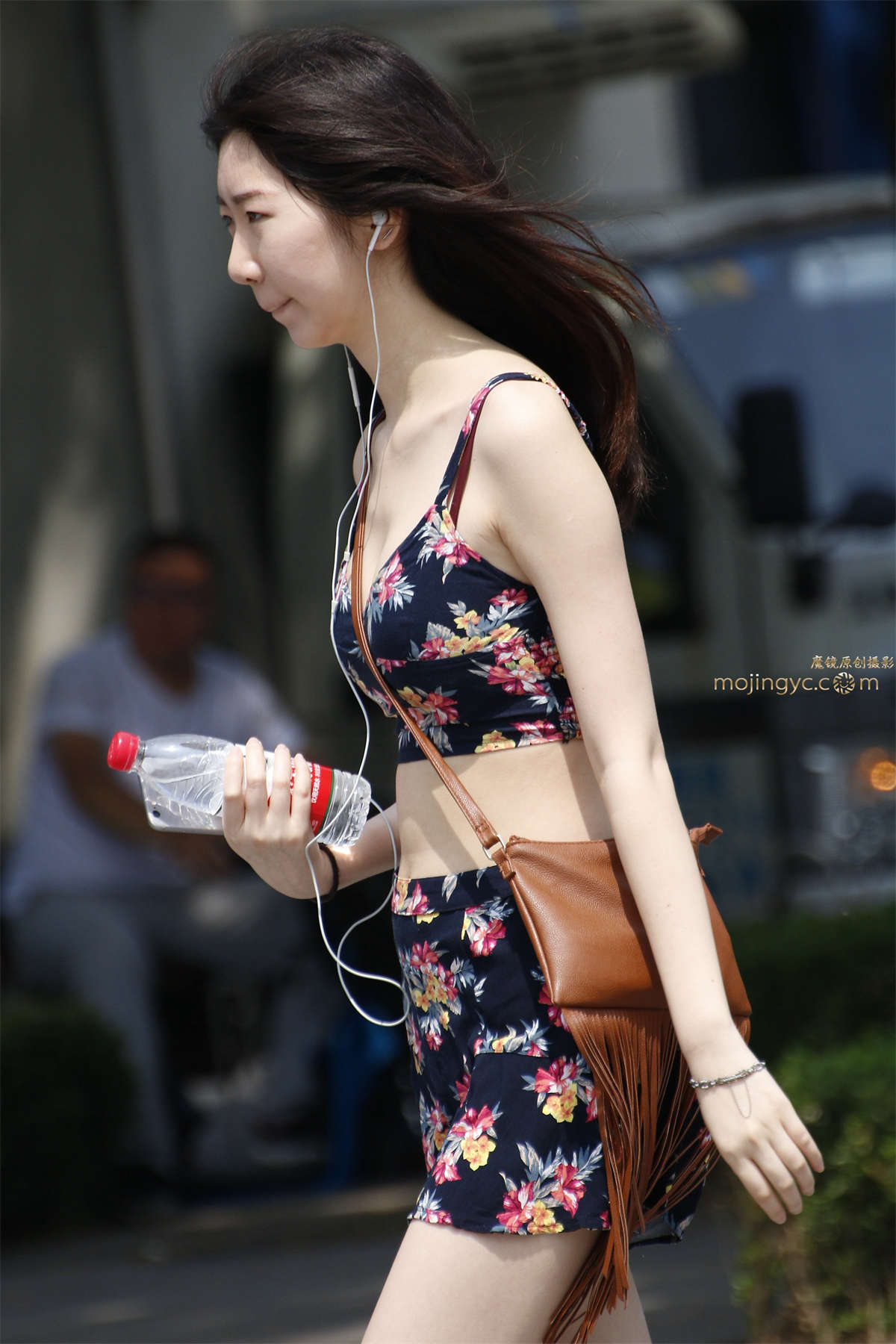 白嫩美腿套装热裤青春活力美少女-日更街拍