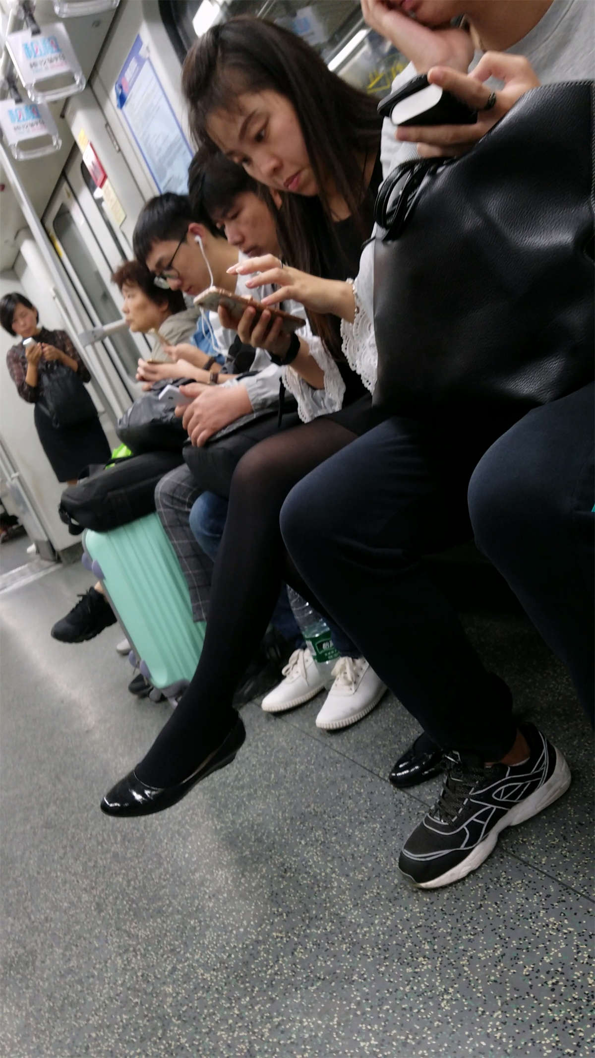 图片[2]-地铁上的黑丝MM-日更街拍