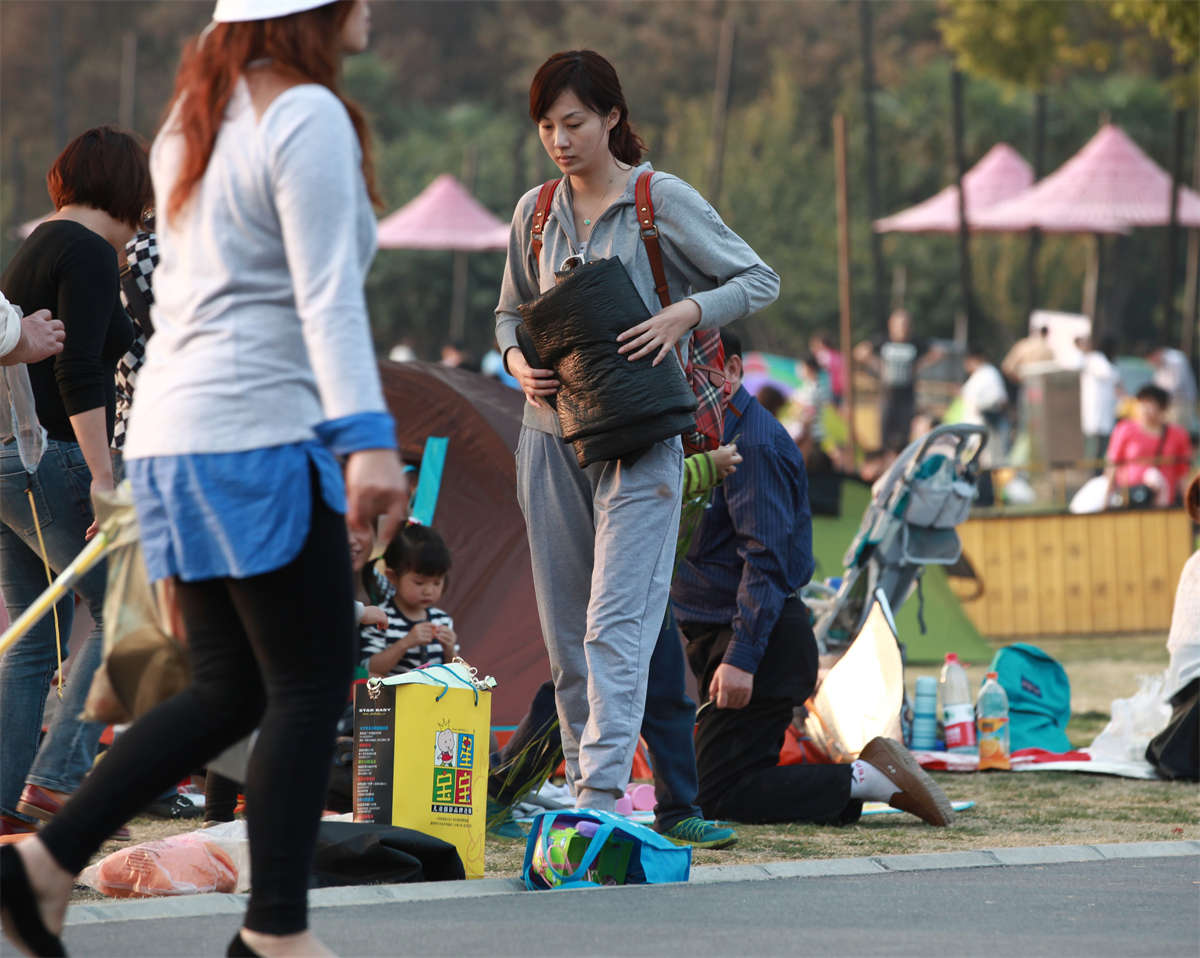 图片[2]-踏青公园街拍系列No.1227 一双好脚躲进帐蓬，直到临走才露真容-日更街拍